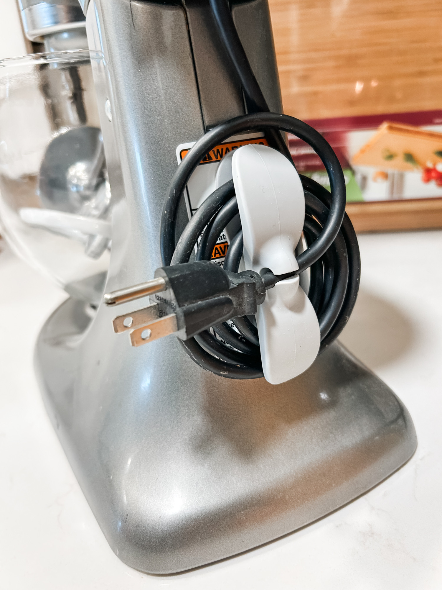 We don't gatekeep around here, so it's time to let you guys in on our favorite cord storage hack. These genius little cord wraps attach to your appliance with 3M tape and make it super simple to wrap the cord, secure the plug in the middle, and never worry about a tangled mess again. 🤗 

 