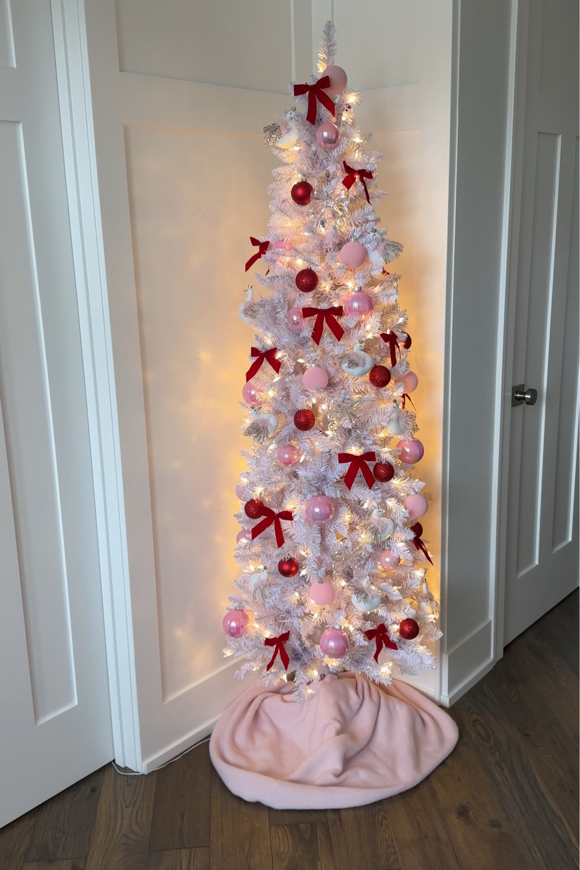 Red and pink Christmas decorations 