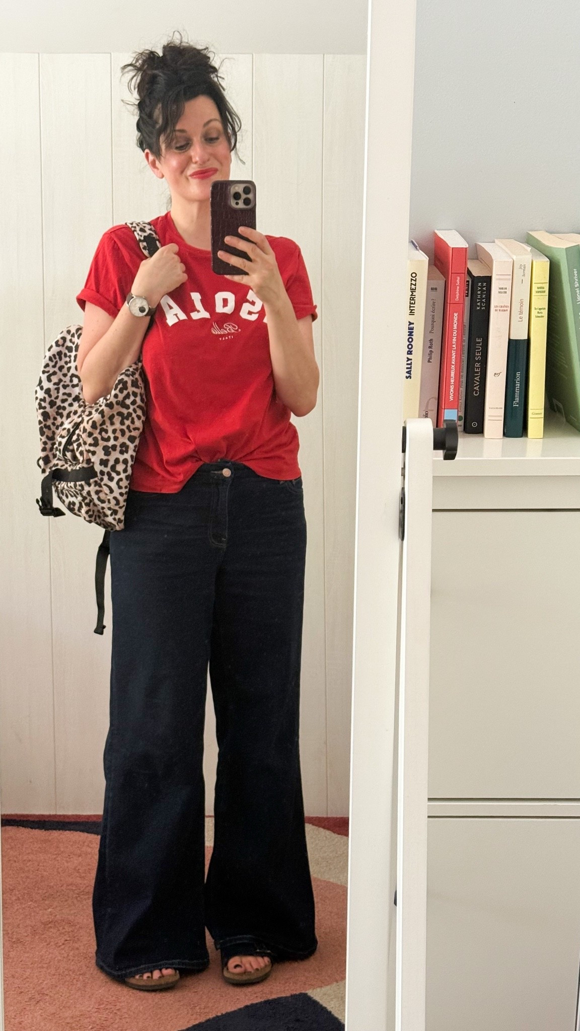 • T-shirt imprimé #hm (similaire en lien)
• Jean brut large #hm 
• #Birkenstock bleu marine 
• Sac à dos léopard #wouf

#LTKfrance #LTKspring