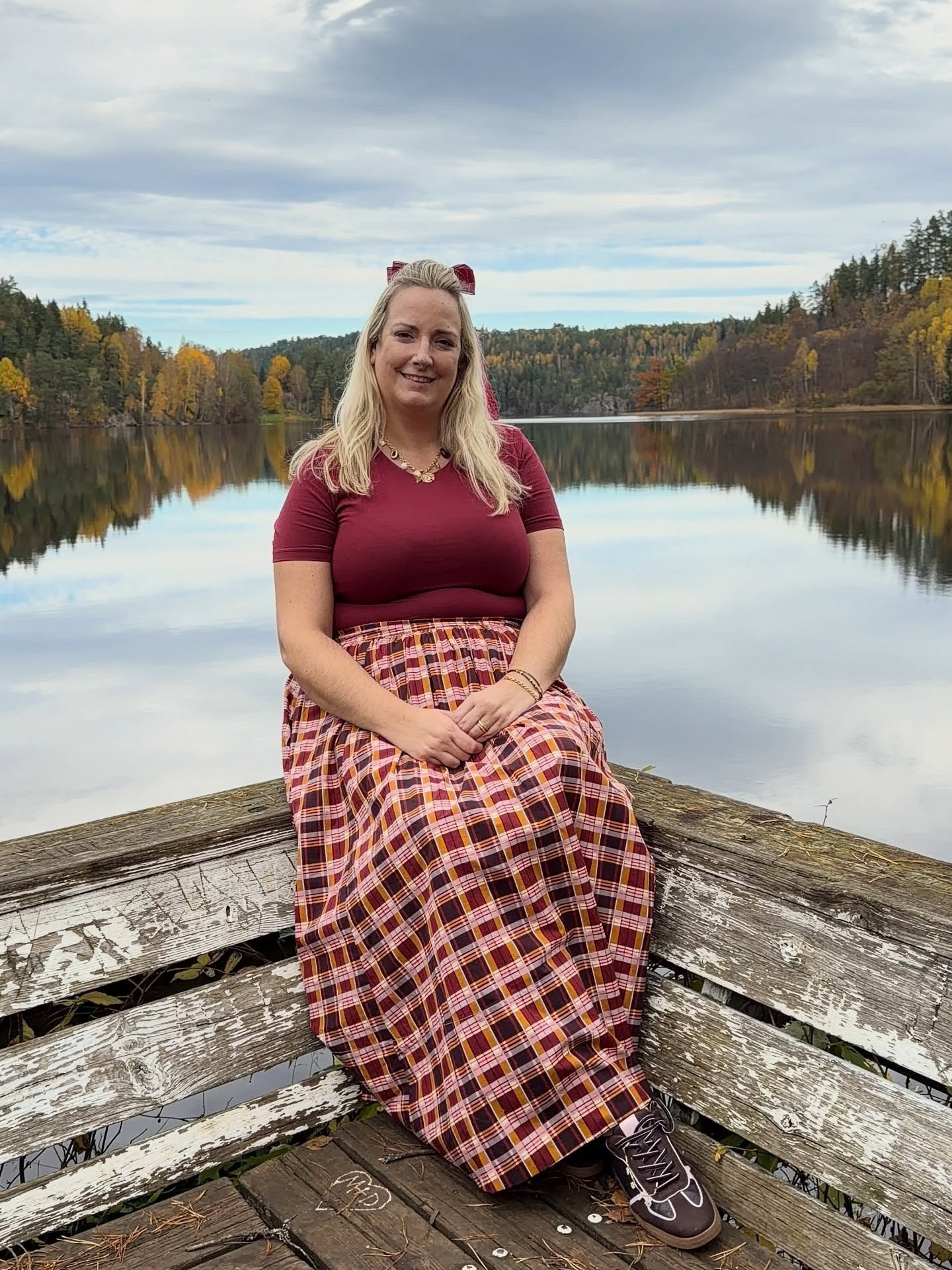 Ad.pr An outfit so good some Norwegian ladies to stop and tell me they loved it (I think they told me in Norwegian but the gestures indicated they liked it 😂) the tee was gifted by @notbasics and it was the perfect match for my @anthropologieeu skirt! It’s super soft and super comfy- considering this was the day we drove 4 hours from Oslo to Gothenburg it was needed! This was an impromptu stop on the way because how could we not with this glorious scenery. Truly was mesmerising I have to say. 
.
#norway #norwegian_landscape #notbasics #plussize #autumnoutfits #fallfashion