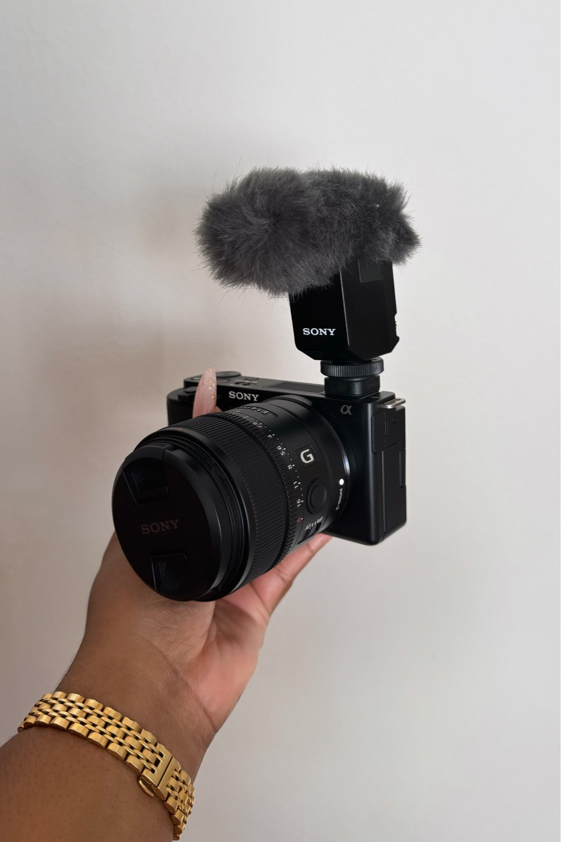 This is my little baby! The Sony ZV-E10 which is what I’ve been using as of late for short form content. It’s such a great camera.

A light set up that can also be using for vlogging.