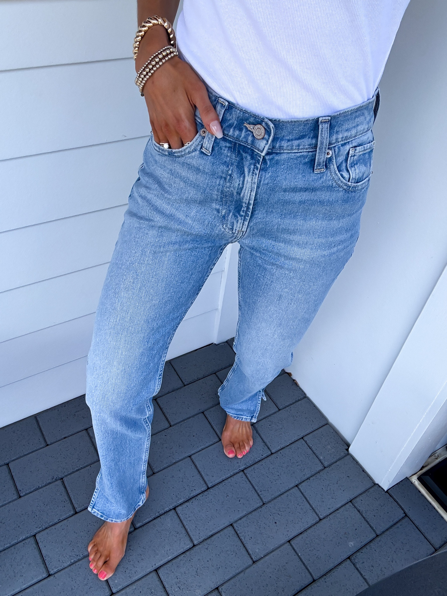 Wearing a size 25. Fit true to size. They have a split hem at the bottom.

#LTKgrwm #LTKdayinmylife #LTKootd