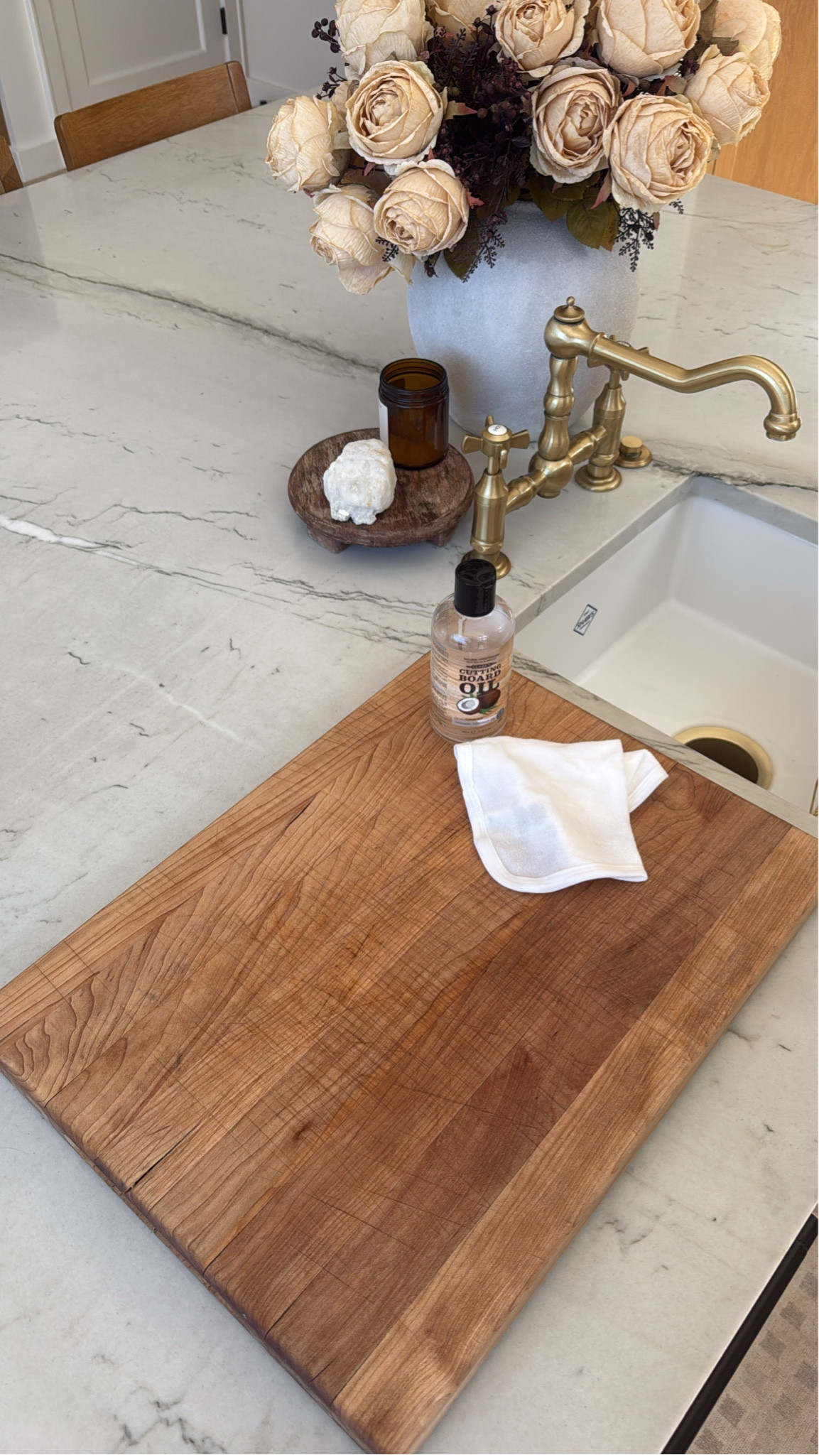 Moisturized your wood cutting board!🪵💦 I use organic coconut oil🥥

Non-toxic
Kitchen
Home
Low-tox living 

#LTKHome #LTKfoodie