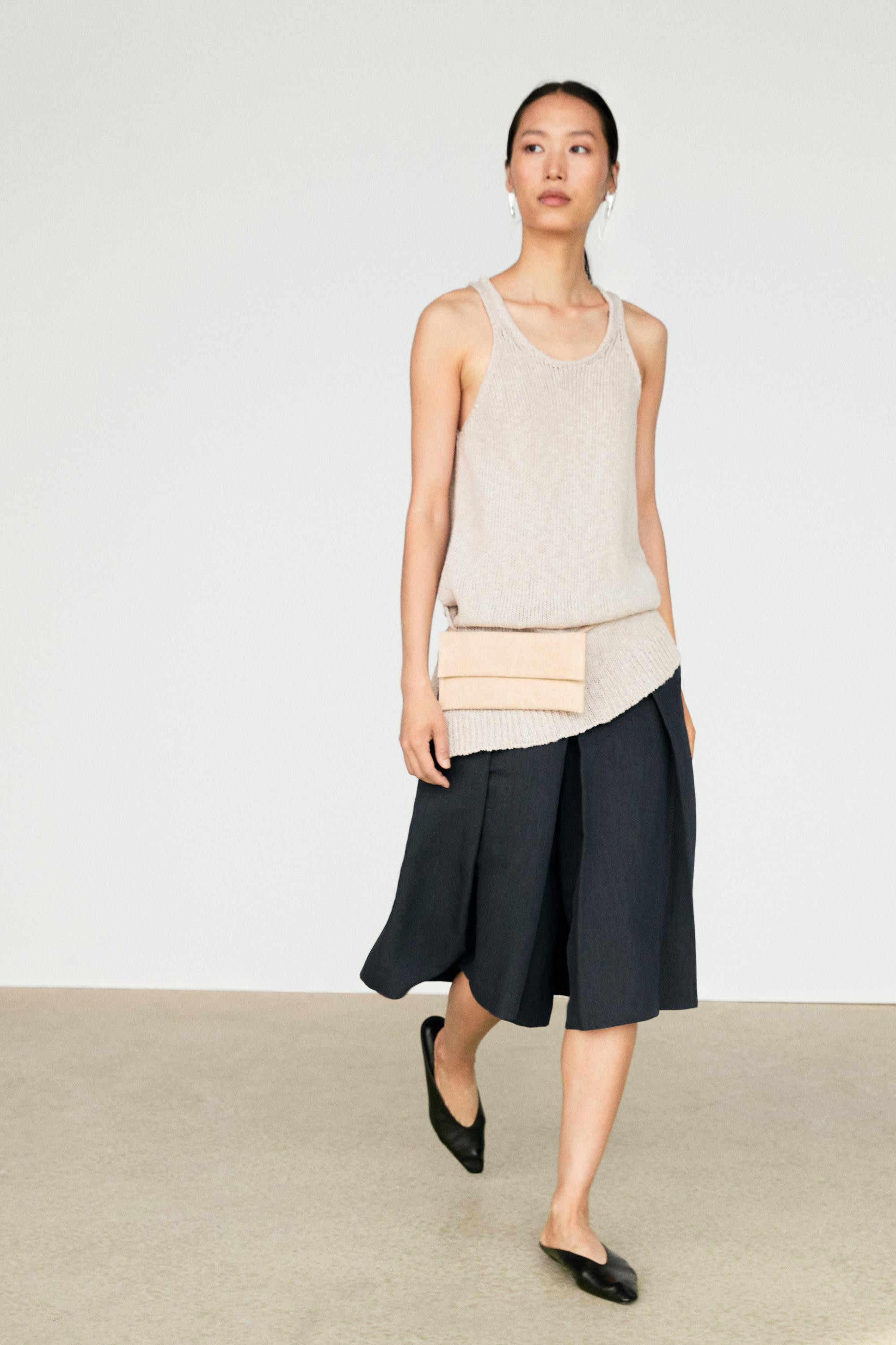 Linen blend Bermuda shorts with pleats | Massimo Dutti UK