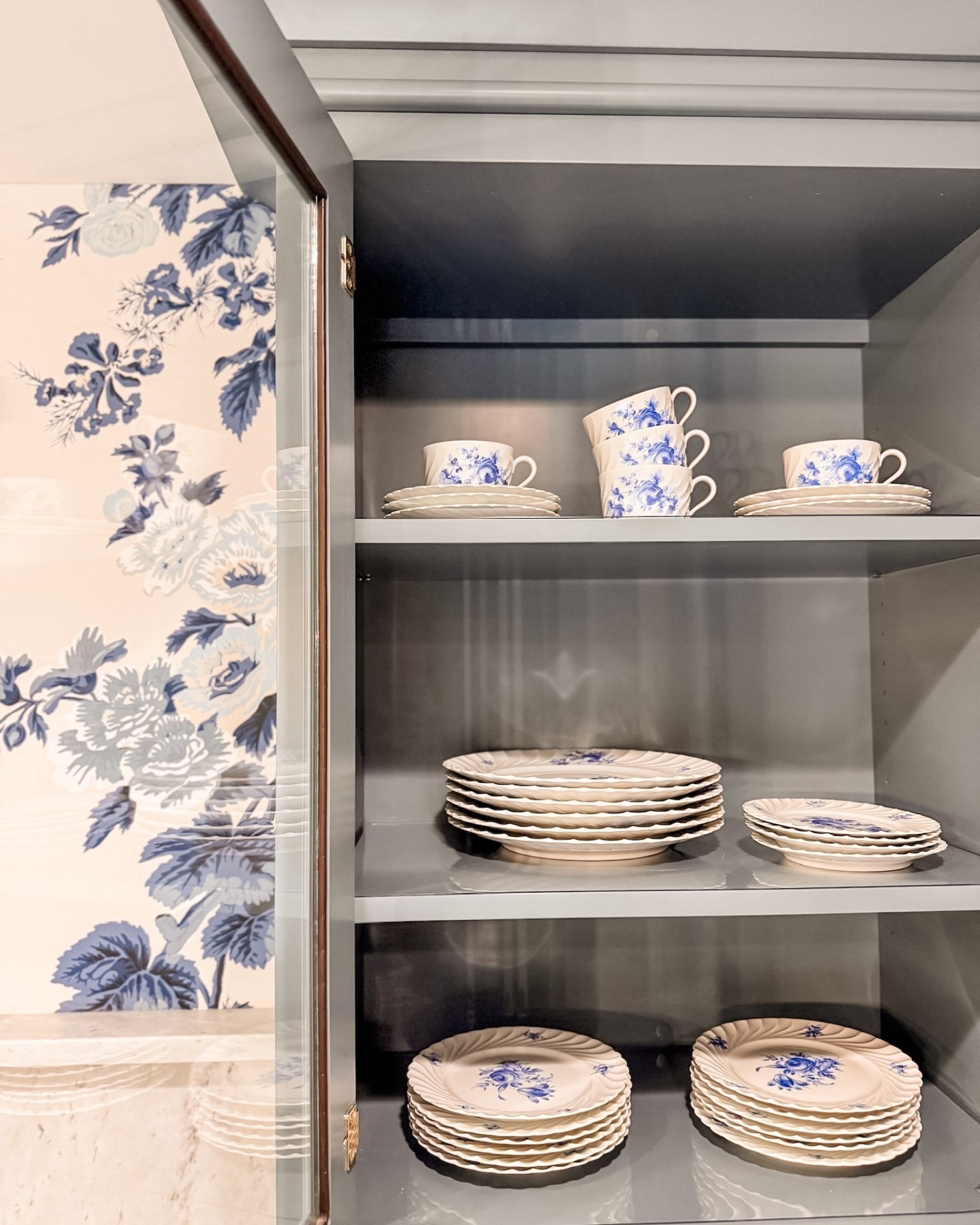 This space is giving us a case of the Monday blues in all of the best ways 😍

Kitchen Design: @jennieggerdesigns
Custom Liners + Organization: @thebaerminimalist