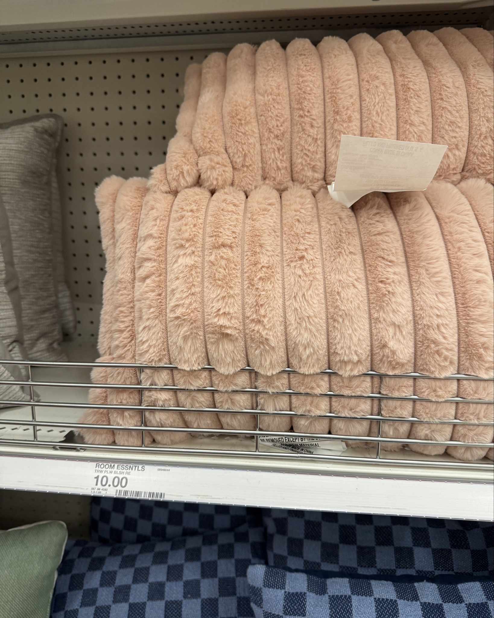 Super soft pillow and throw in blush pink for excellent prices!

#LTKHome