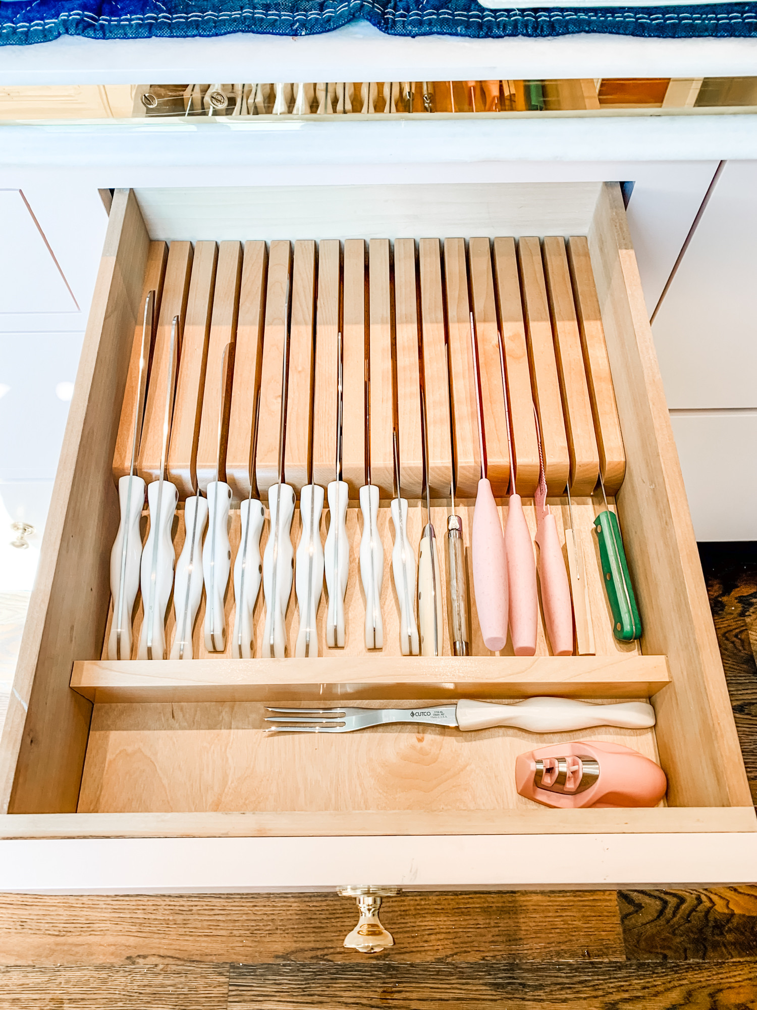 Keeping your kitchen counters uncluttered is a surefire way to maintain an organized kitchen. Enter products like this knife drawer! The keep all your knives contained and organized AND out of sight. 🙌 

 