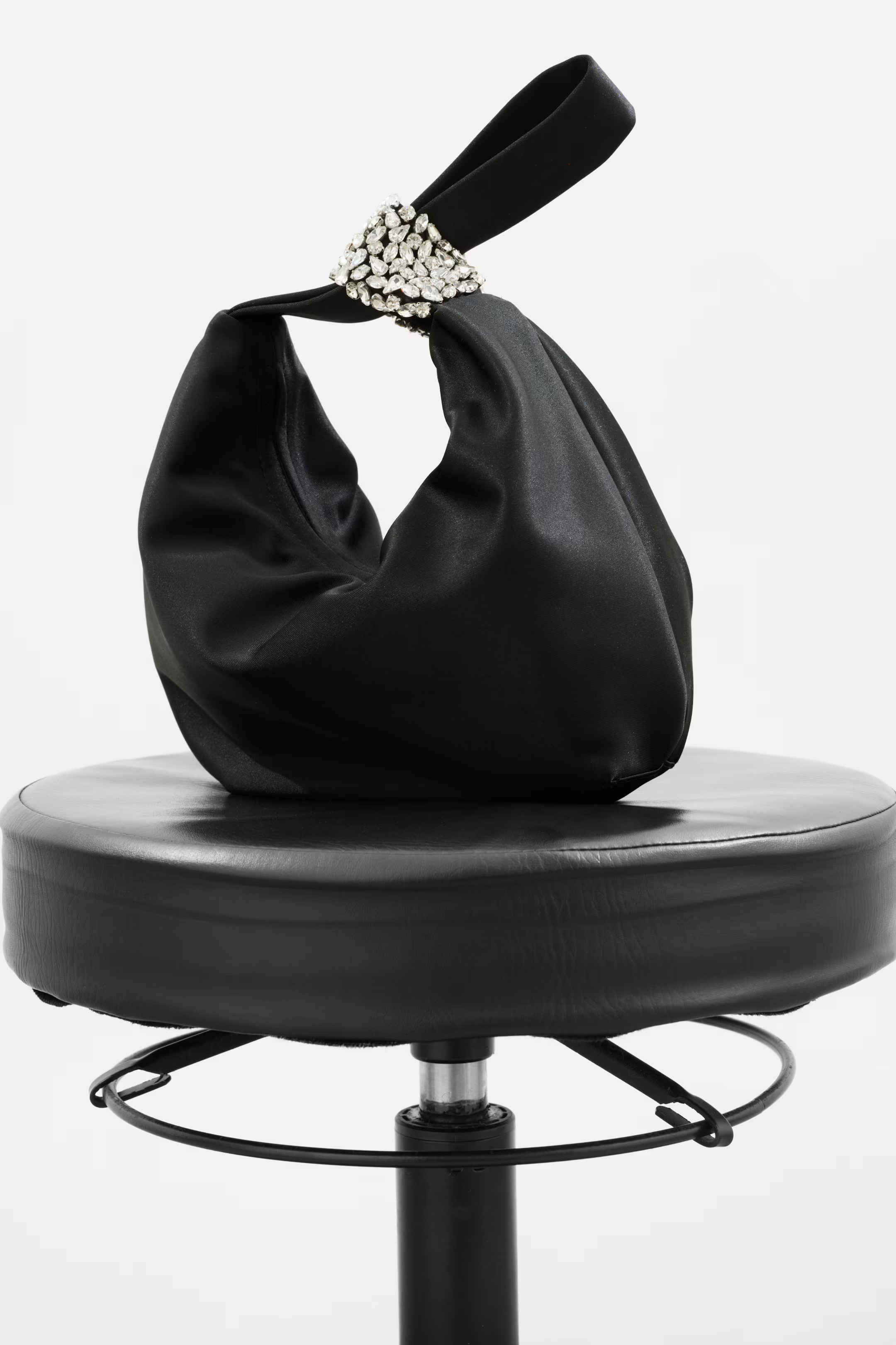 Beuteltasche aus Satin mit Kristallverzierung | H&M (DE, AT, CH, NL, FI)