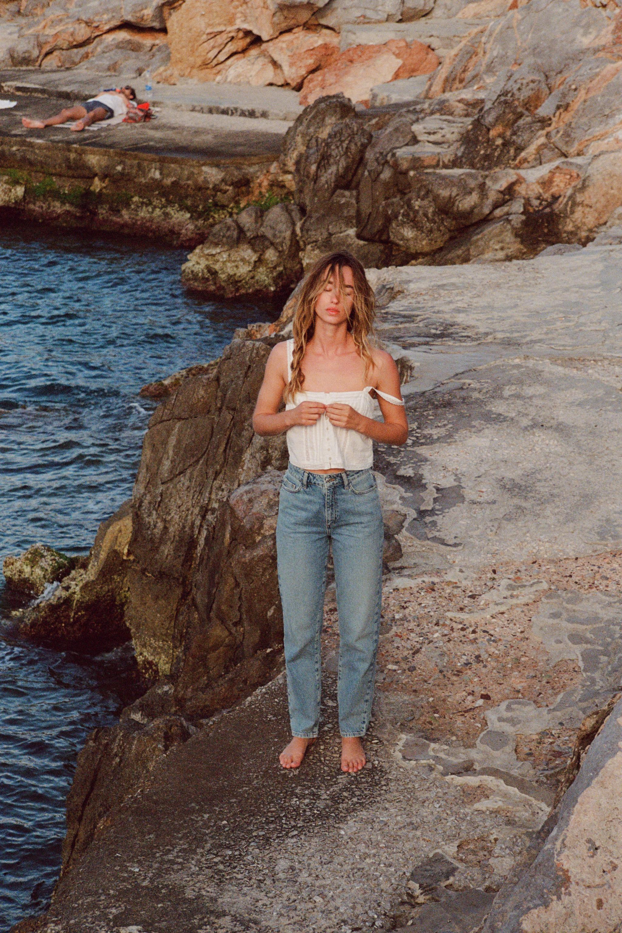 Top con scollo dritto e spalline sottili. Dettaglio di arricciature e inserti. Chiusura frontale ... | Zara IT