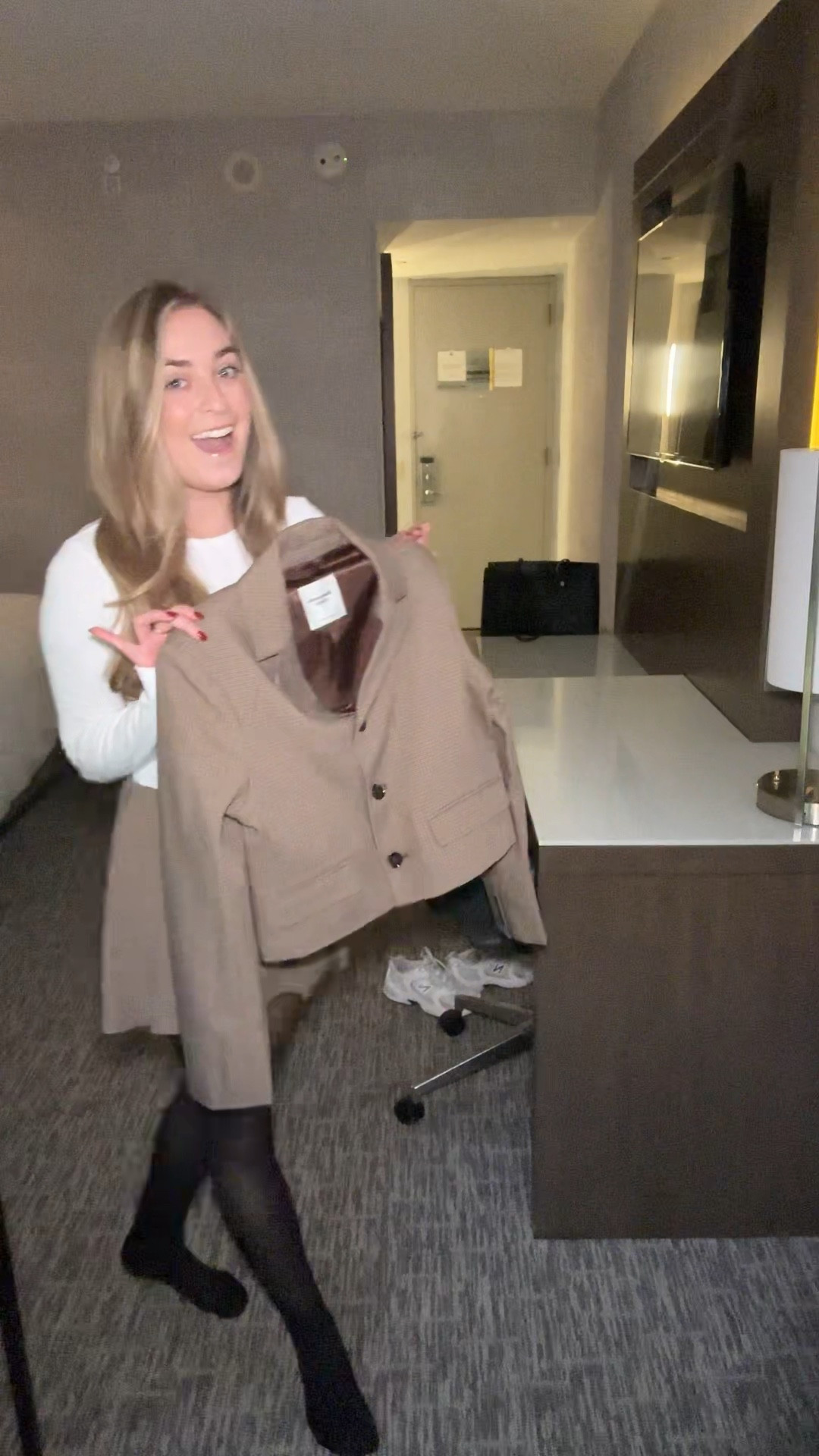 Come with me to cover a Rangers-Stars game in Dallas🏒

Skirt Suit: Abercrombie 
Long Sleeve: Abercrombie 
Tights: Sheertex 
Boots: Dolce Vita 
Bag: BEIS

#LTKStyleTip #LTKWorkwear #LTKBeauty