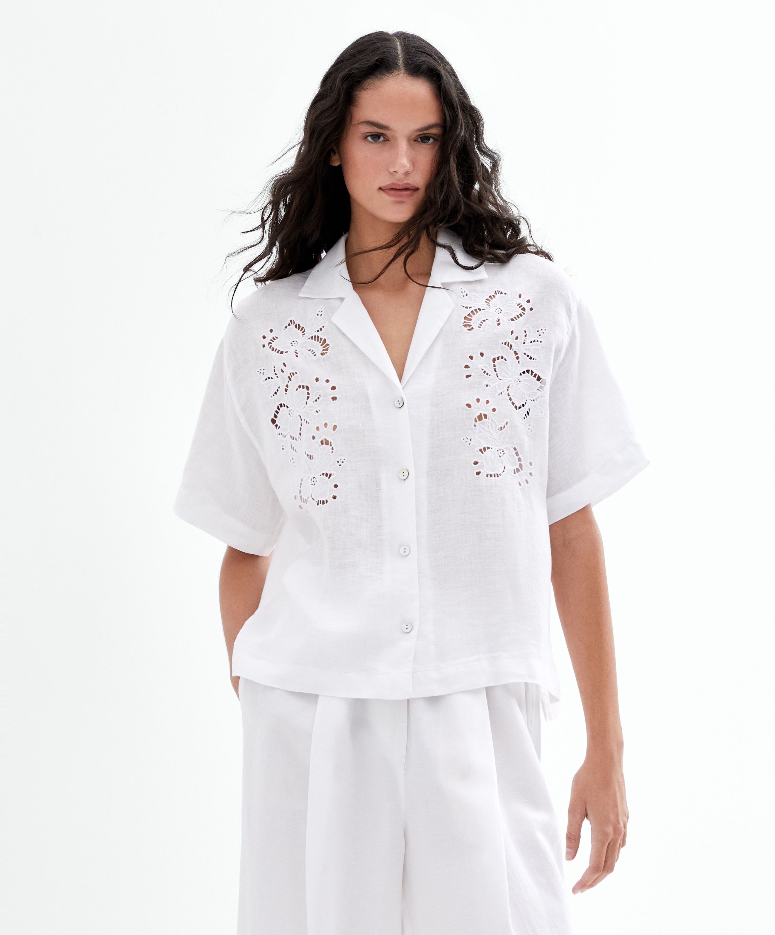 Embroidered 100% linen short-sleeved shirt | OYSHO United Kingdom | OYSHO PL