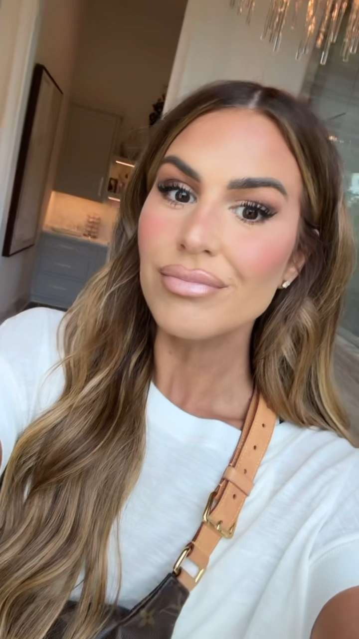 💋 shades:

gloss- dolly light
lipliner- sweet tea  

 #LTKBeauty