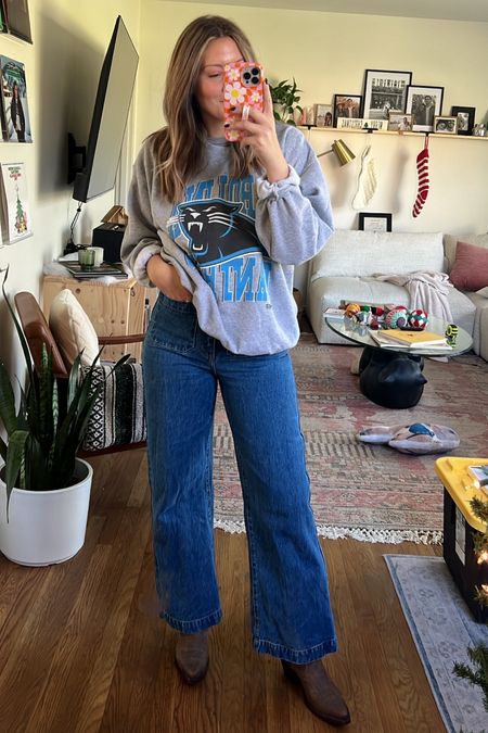 Sweatshirt: large (purposefully to be oversized)
Jeans: size 27 (I’m between a 26-27)
Shoes: tts 7