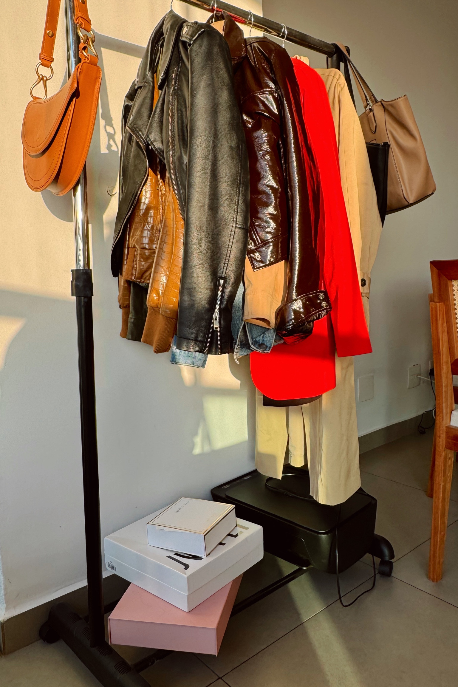 Preciso indicar essa arara/ cabideiro a vocês, ela tem um ótimo custo X benefício e é super funcional! 

#LTKbrasil #LTKhome