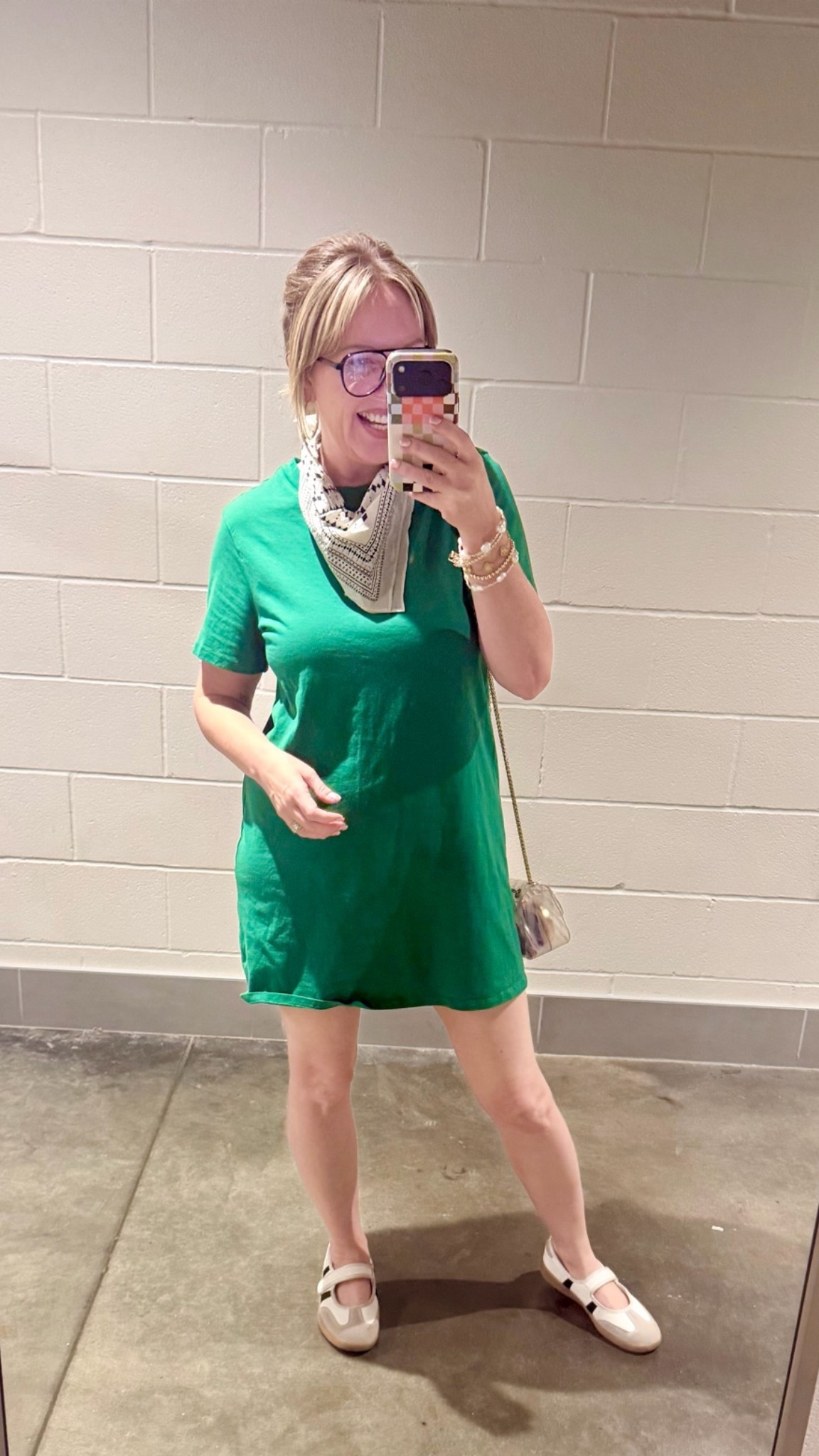Easy game day look to recreate in your team colors!! I’m in a medium.