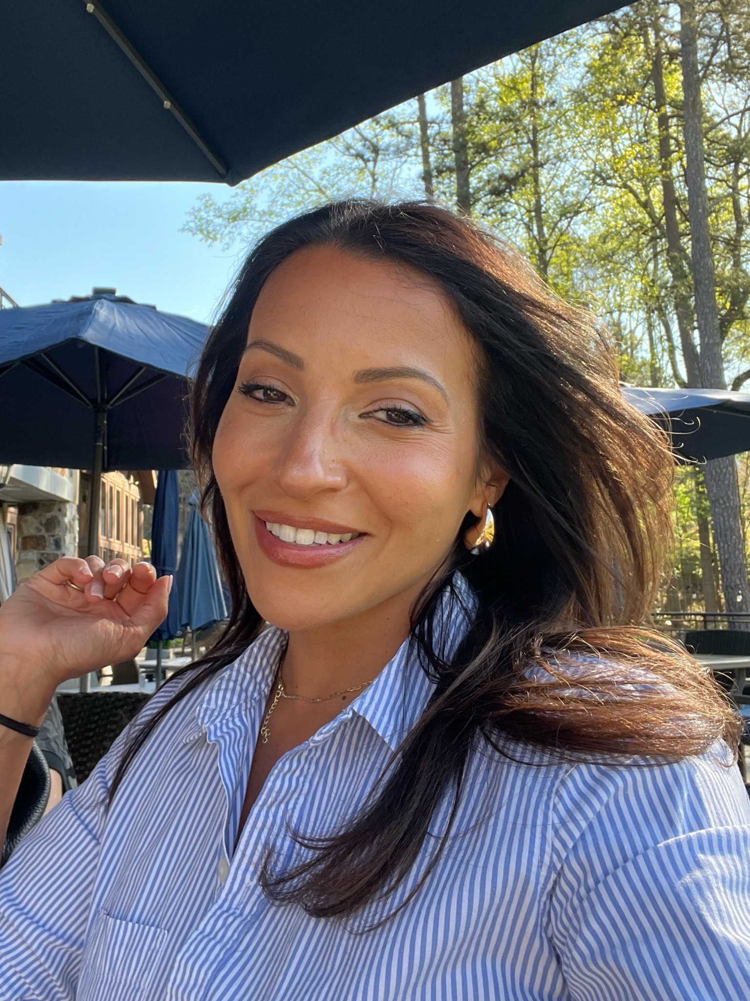 How cute are these teardrop earrings?! They are 14k gold plated which makes them hypoallergenic and best of all, they are lightweight!
#Lightweightearrings #goldearrings #buttonupshirt #blueandwhite #golfclubwear

#LTKGiftGuide #LTKworkwear #LTKstyletip