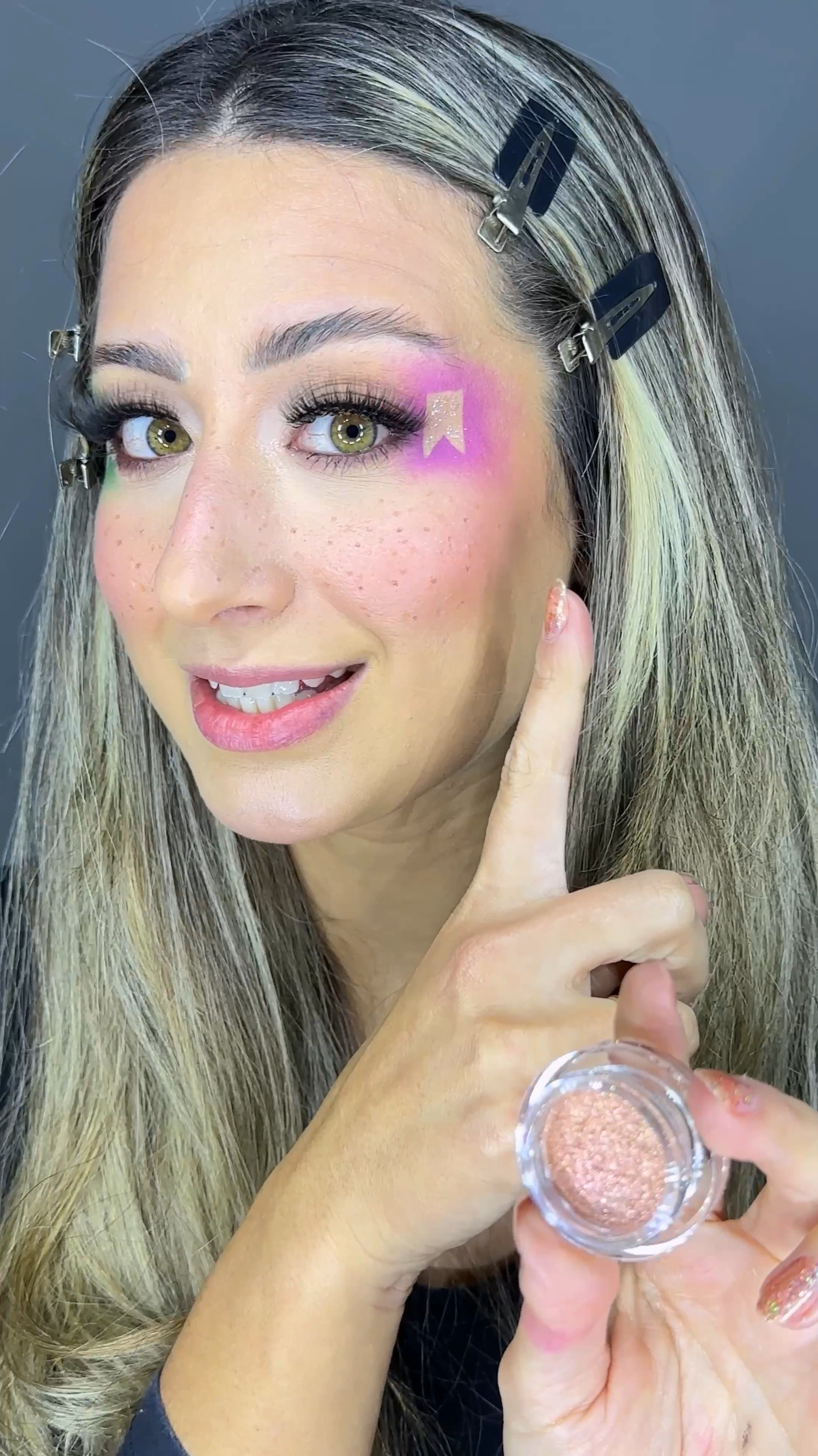 Essa dica de make viralizou nas redes por ser fácil e linda de fazer! Você vai gostar também ❤️

#LTKbrasil #LTKbeauty