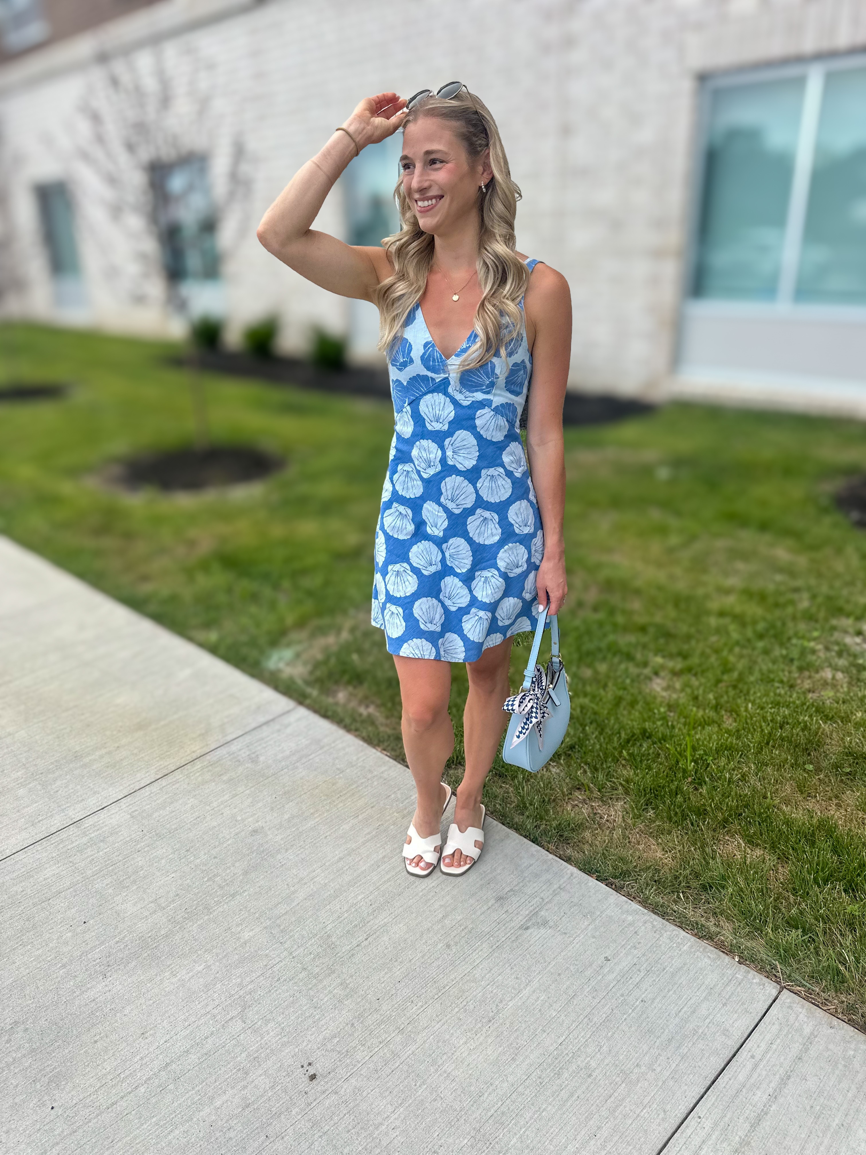 Linen dress size xs TTS! Shoes 6.5 TTS

Abercrombie blue linen dress. Seashell print dress. Summer vacation dress. Beachy sundress. Coastal style outfit. Abercrombie summer dress. Resort wear dress. Blue printed sundress. Linen beach dress 

 