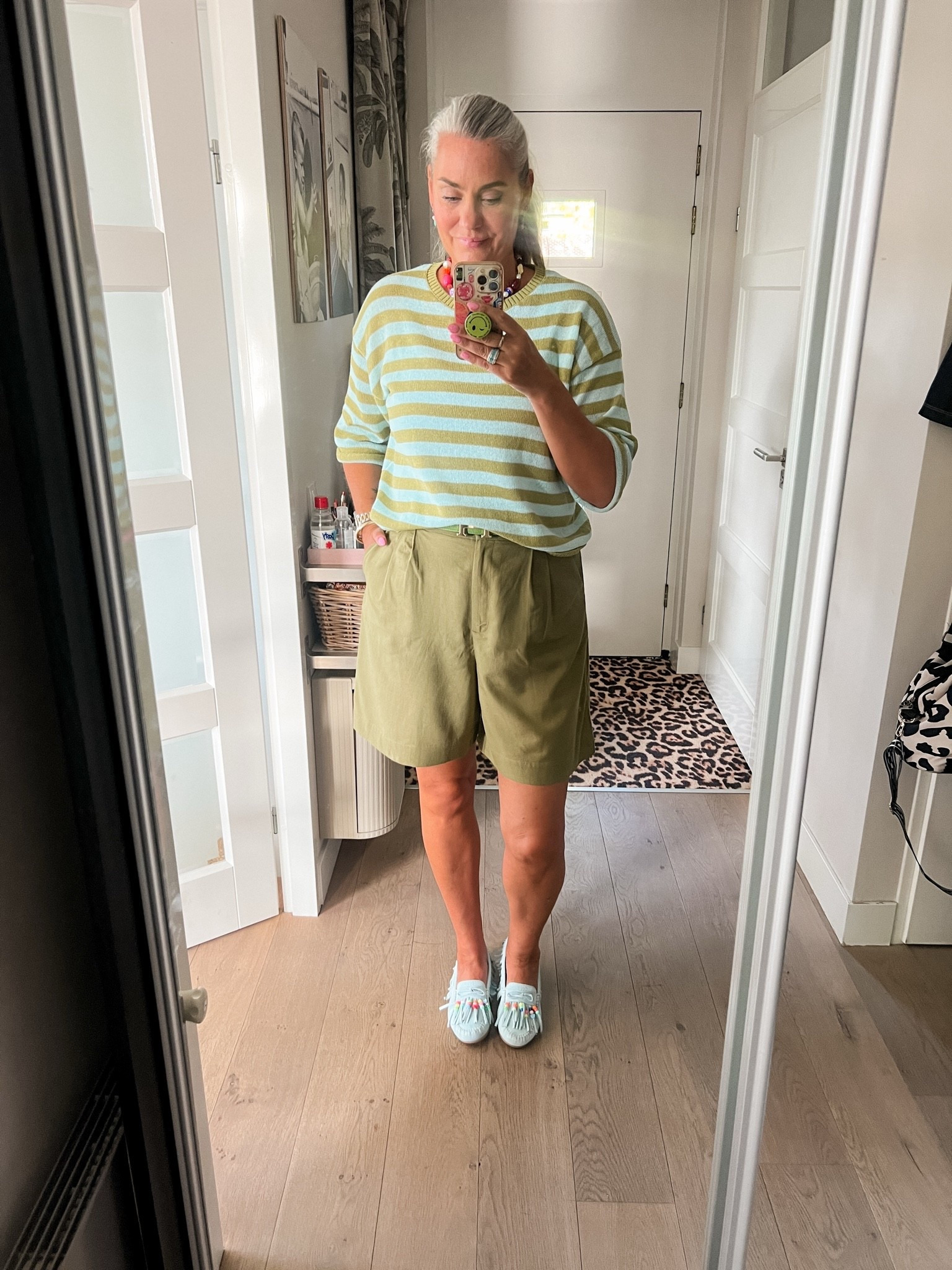 OOTD - Dinsdag. Eerste dag terug naar kantoor en het is bloody hot. Gelukkig hebben wij geen dresscode dus ik kan lekker in korte broek (maat 42, https://wehkamp-nl.mtpc.se/6190486), gestreepte trui van Zara met daaronder een bra top (L), de ketting is een telefoonhanger van My Jewellery en de lichtblauwe moccasins zijn van DW/RS.

#LTKnederlands #LTKeurope #LTKsummer