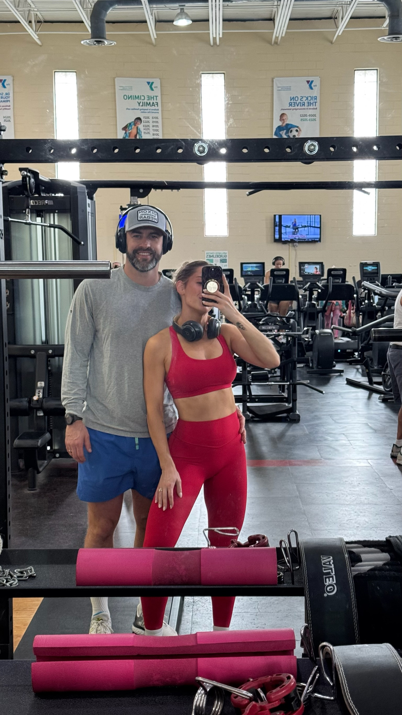  Gym mornings with my favorite workout partner 🤍
Bright sets always make me feel a little extra motivated!! 

 