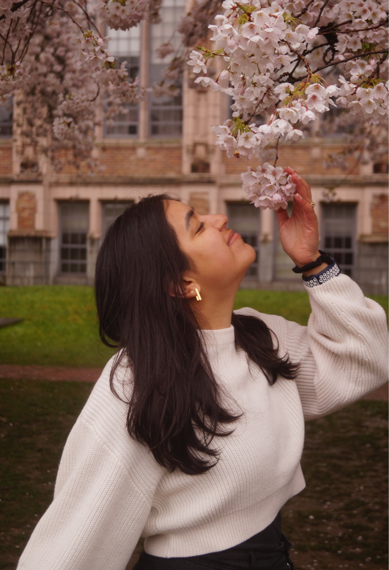 I loved the shape of the square hoops from Mejuri, but then my fiancée got me a very similar pair from Madewell for a fraction of the price! What do you think?

#LTKunder50 #LTKU #LTKsalealert