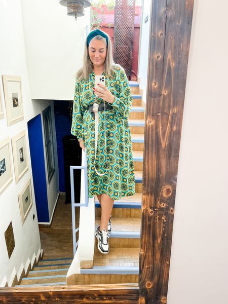 Ootd - Tuesday
Green, balloon sleeve dress is a secondhand find (Lonneke Nooteboom x Shoeby). Paired with a black woven belt and Skechers sneakers. 