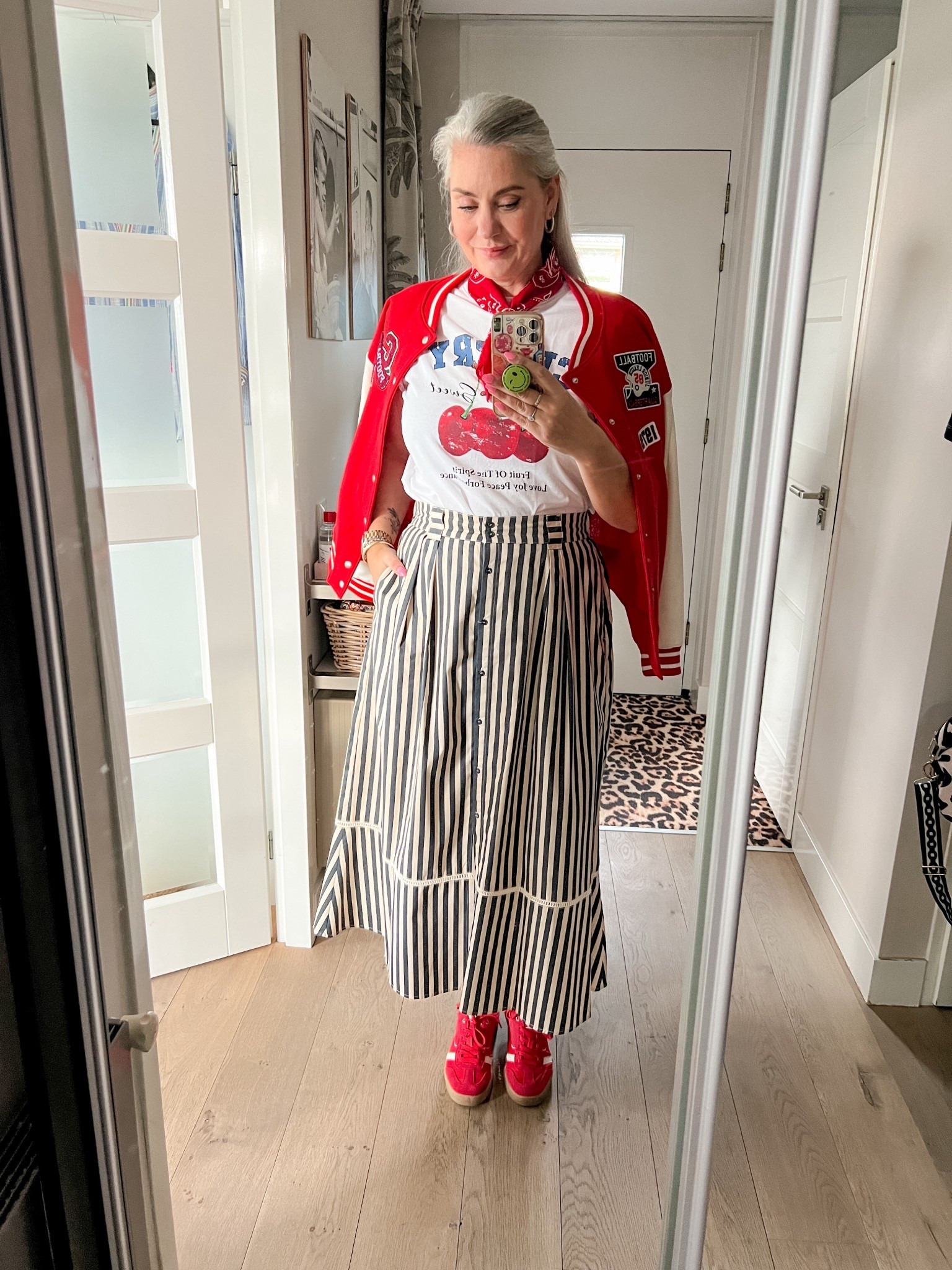 OOTD - Donderdag. Een mooie lentedag! Blote benen onder een gestreepte midirok (oud, bonprix, maat 42), een T-shirt met kersen print (maat 42), rode bandana, rood suède sneakers en een rood Varsity jack (oud H&M). 



#LTKnederlands #LTKspring #LTKeurope