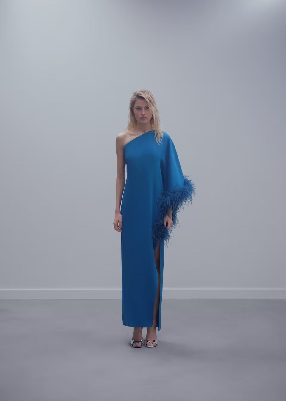 Asymmetrical satin dress with feather detail | MANGO (UK)