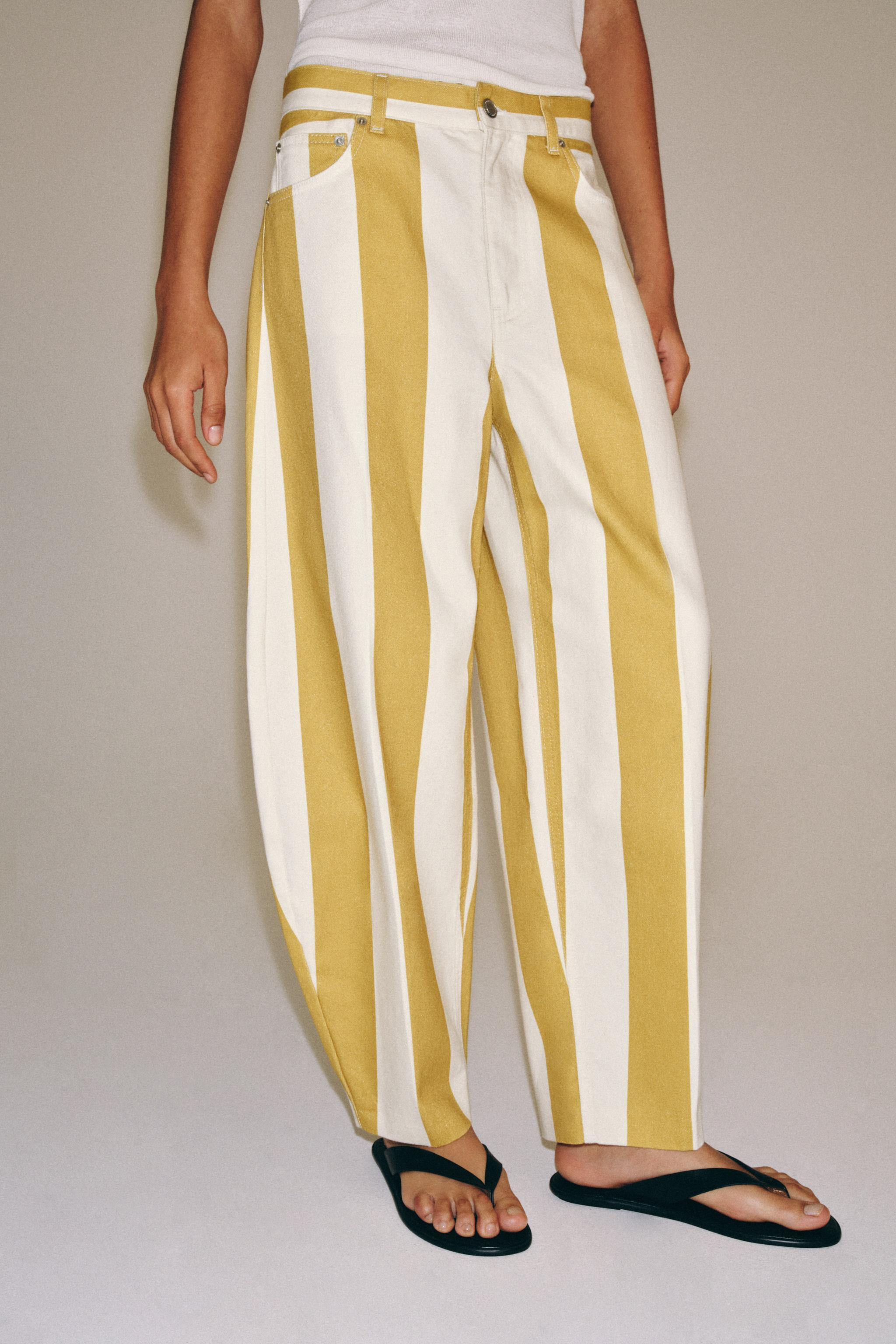 Model height: 178 cmZARA WOMAN COLLECTIONHigh-rise jeans with belt loops at the waist. Five-pocke... | Zara Canada