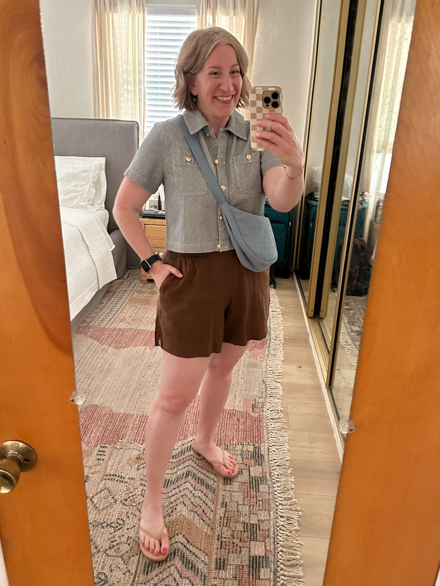 OOTD🩵
Top (6); shorts (old from Gap); flips (TTS); blue crossbody 