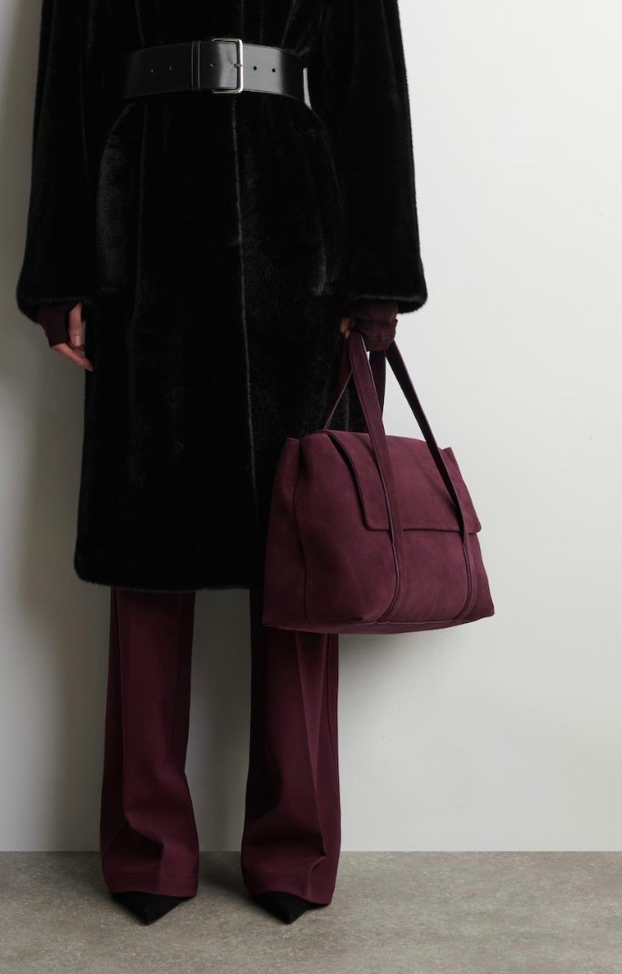 EASEL TOTE BAG - SUEDE

The Easel tote is an everyday signature, refined through elevated details. Crafted from butter-soft Italian suede, it's tanned a rich Bordeaux tone and has a roomy shape with elongated shoulder straps,

#LTKTravel #LTKootd #LTKWorkwear