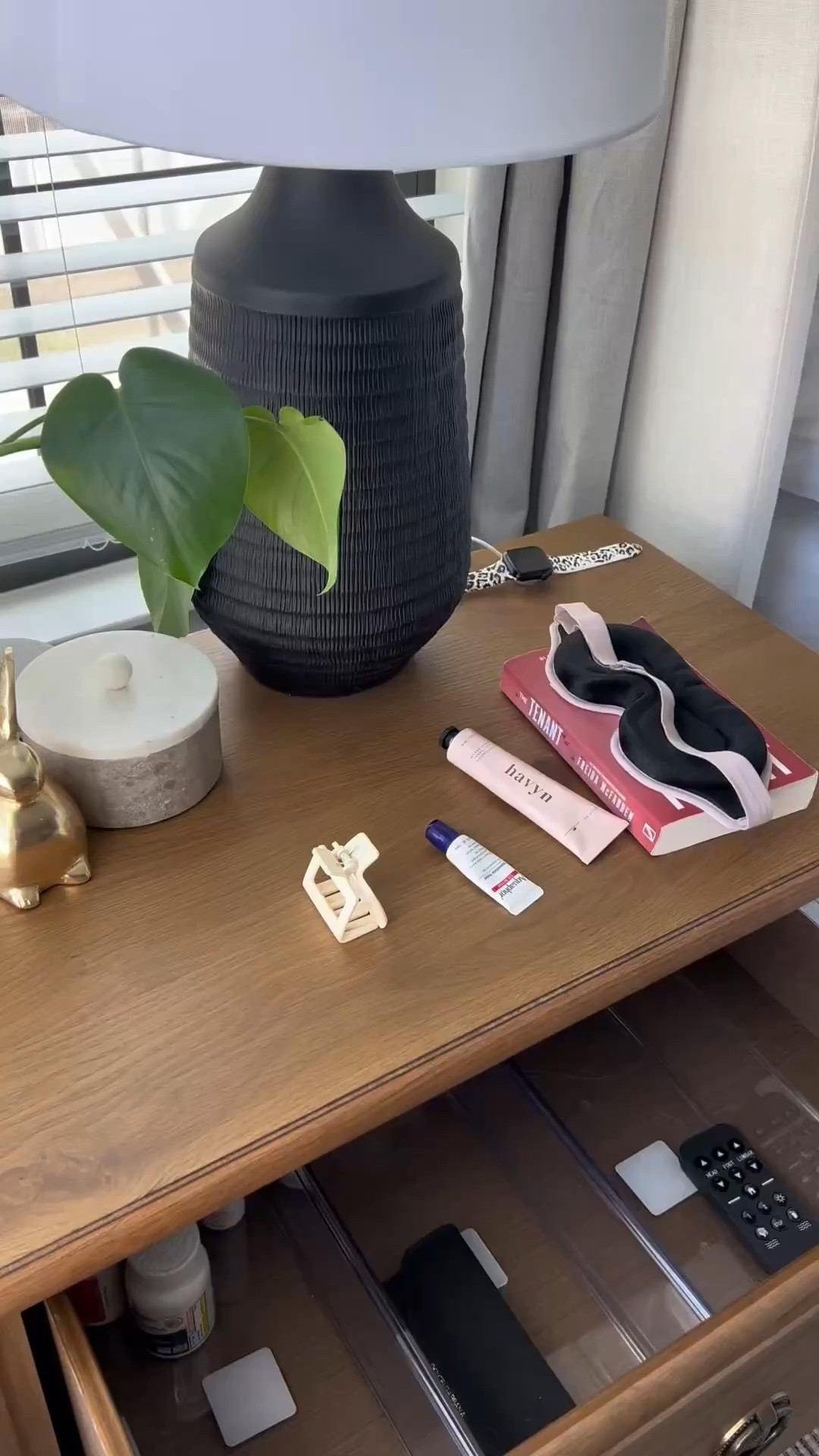 My current nightstand lineup 🤍
chapstick, hand cream, a good book, eye mask, and a claw clip for the nighttime reset 🛏️

the small rituals that make the end of the day feel calm and cozy 😌

#nighttimeroutine #nightstandstyle #cozyhome #bedroomvibes #softinfluencer