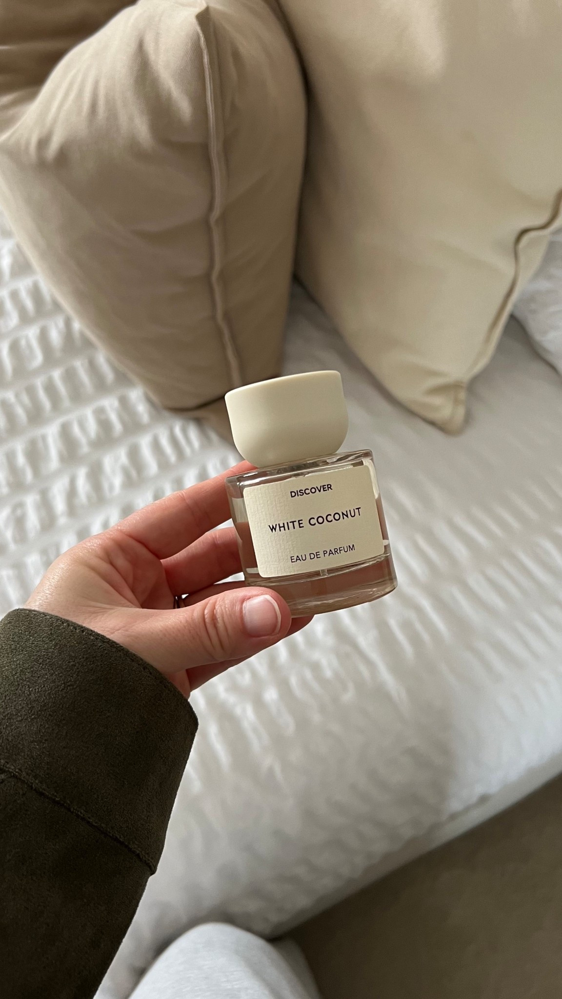 Holiday in a bottle 🌴🥥💛🌞💫

Such good value for money, lovely packaging and beautiful coconut mixed with vanilla scent - reminds me of holidays. 