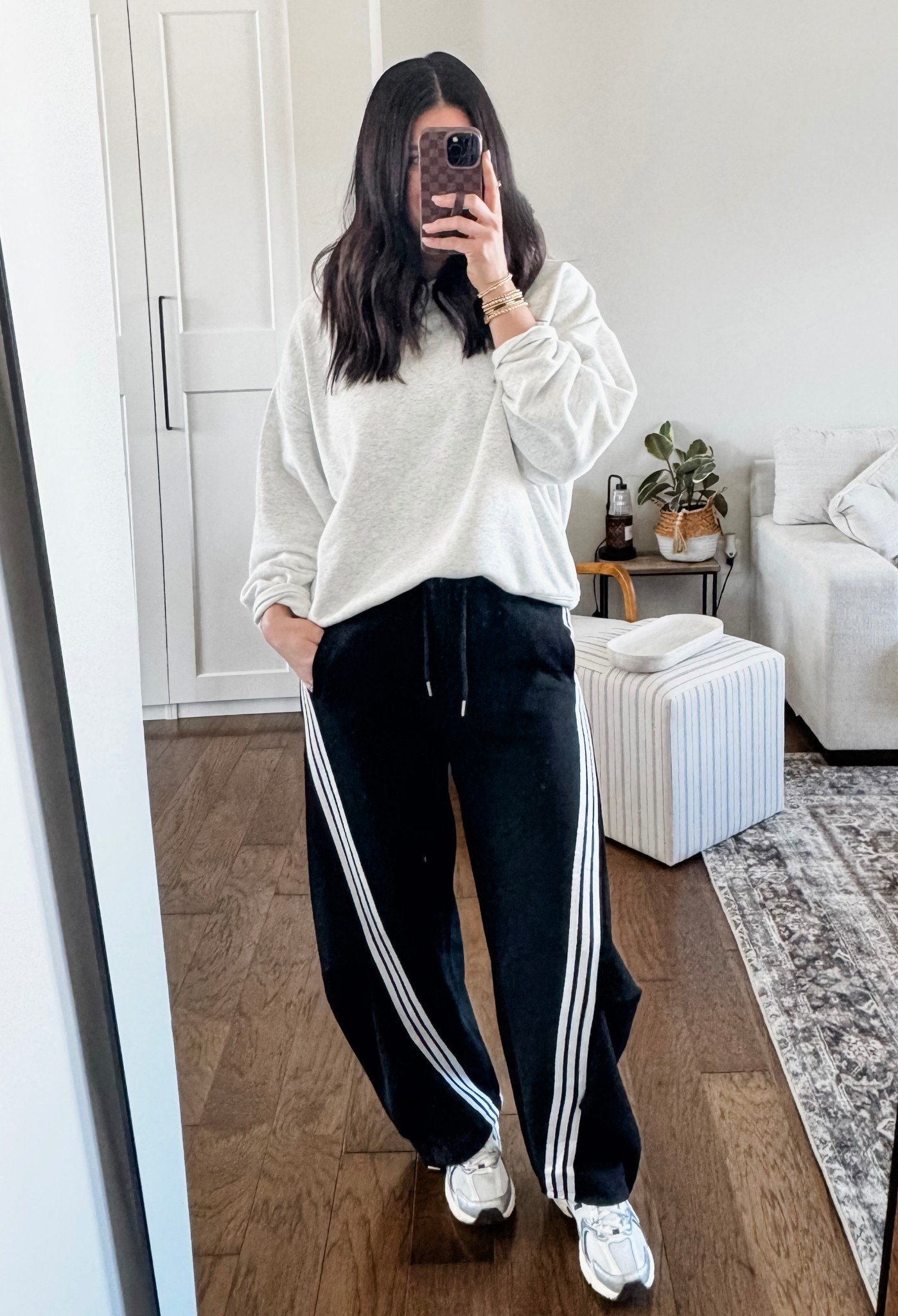 Sports Mom OOTD
Amazon 
AE
new balance 
Track pants 

#LTKActive #LTKMidsize #LTKOver40