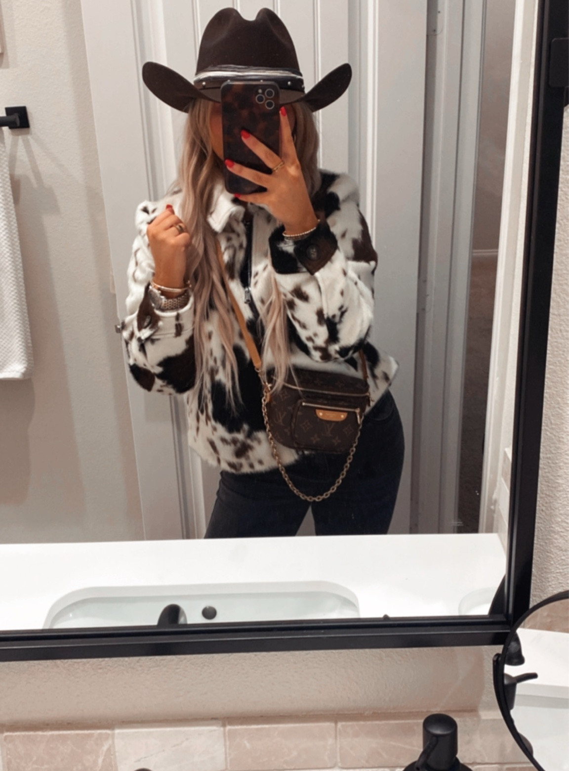 Hat is from Kemo Sabe - Same style/color Stetson linked ✨