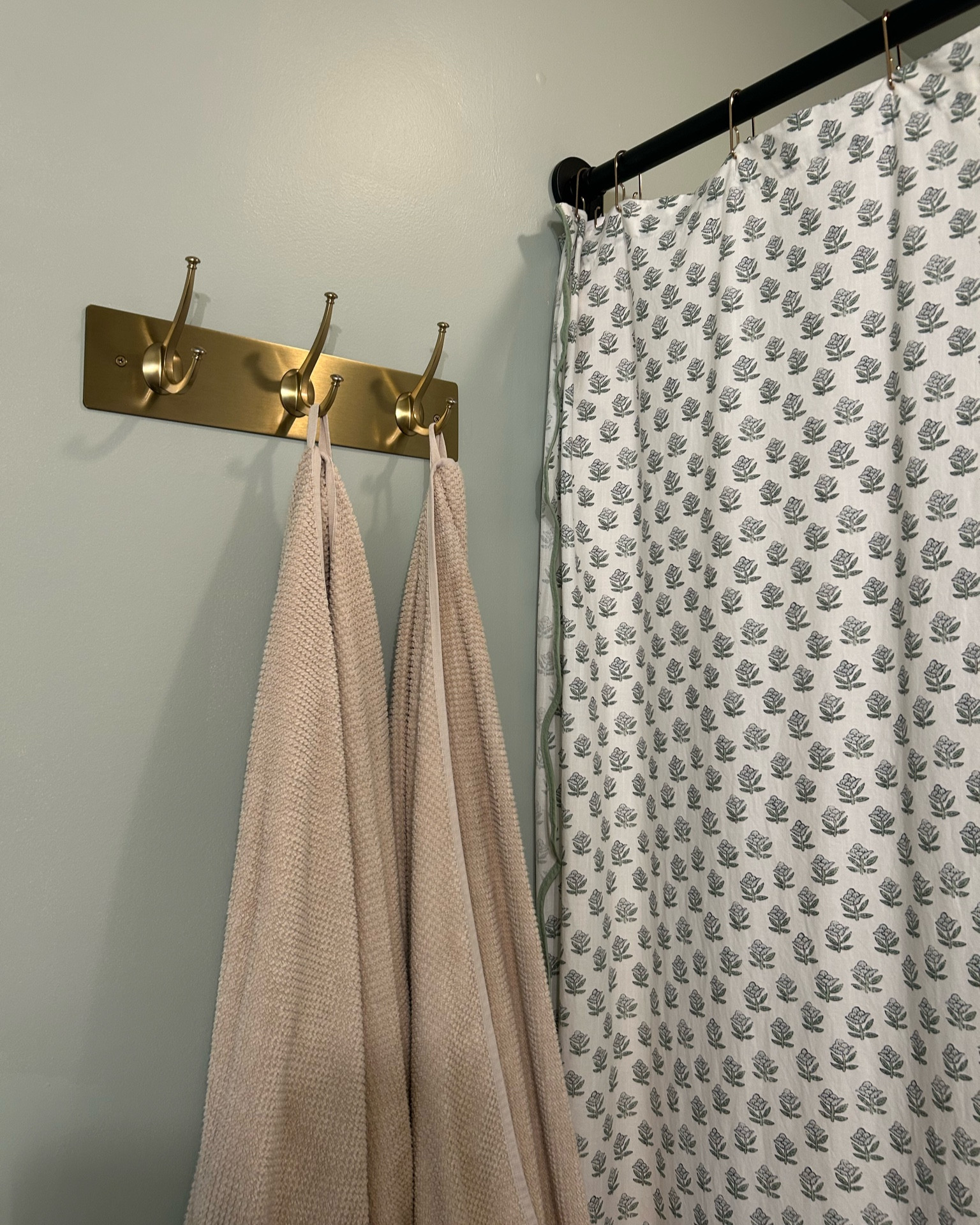 Snow weekend here in Georgia meant time to catch up on projects around the house! Updated my towel hooks with this cute plated three hook wall mounted plate. Love how it turned out! 

Target Home | Bathroom | Towels | Hooks | Bathroom Hardware | Brass Hooks | Bathroom Finishes | Home Decor  

#LTKSaleAlert #LTKHome
