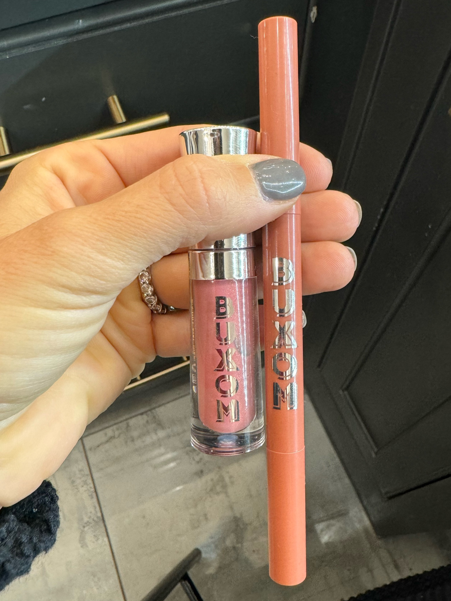 Liner - hush hush henna
Gloss - dolly 