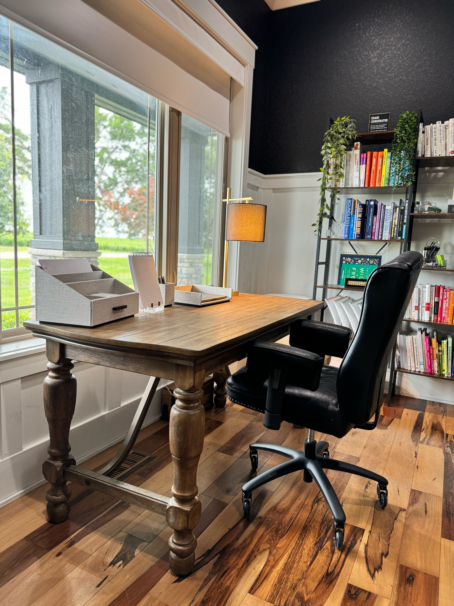 We turned this office into the most cozy, yet organized and productive space in the house!😍 
