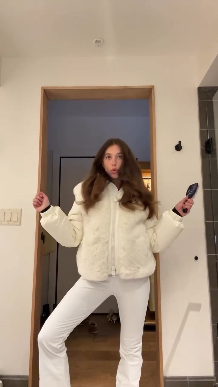 get ready with me for a day on @jacksonhole mountain! 🏂

#jacksonhole #snowboarding