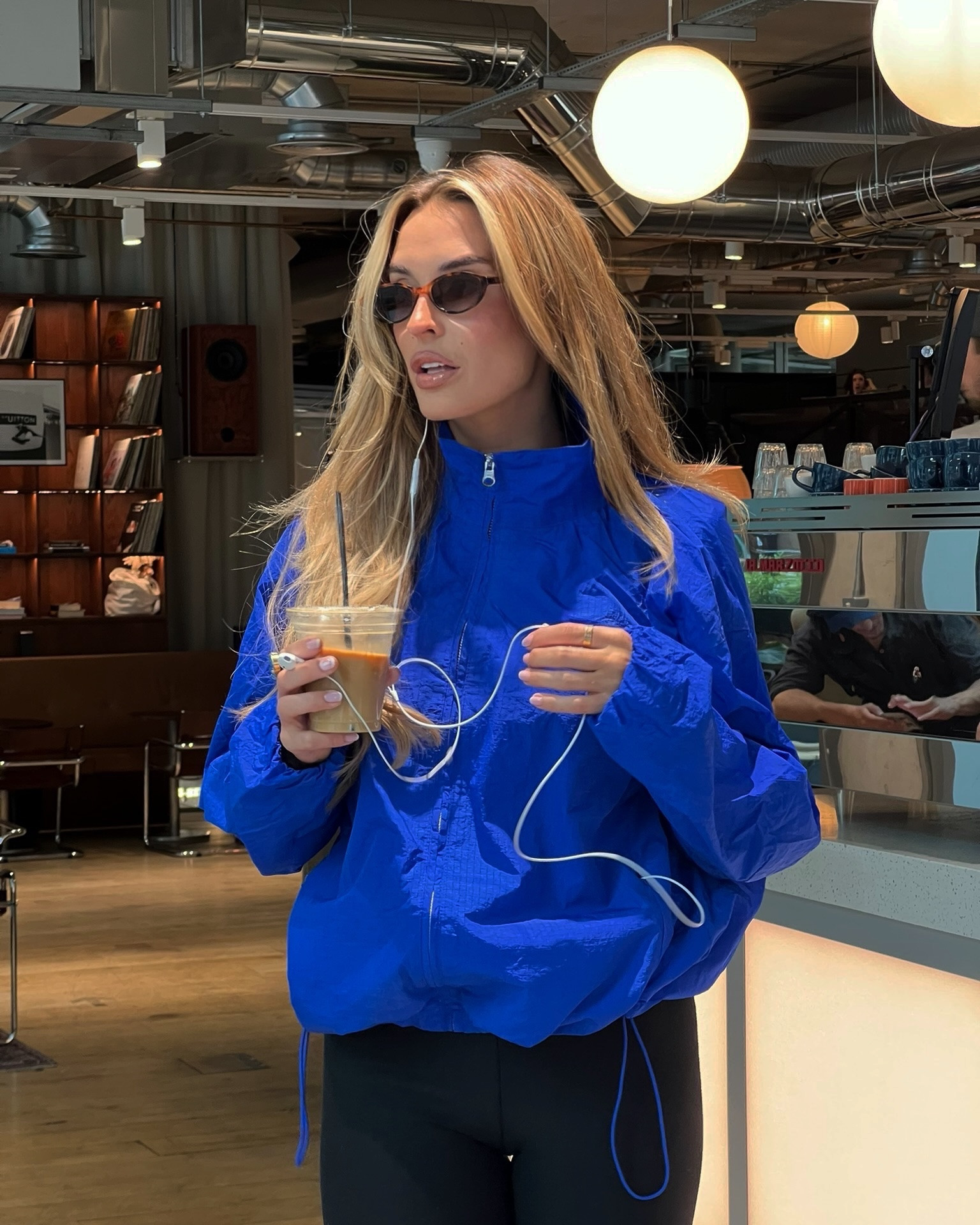 Coffee dates in the city ☕️

Comment ‘shop’ if you’d like an outfit link sent to your DM 😘 

City style, chic outfits, casual outfits,  windbreaker, rain jacket, every day outfit