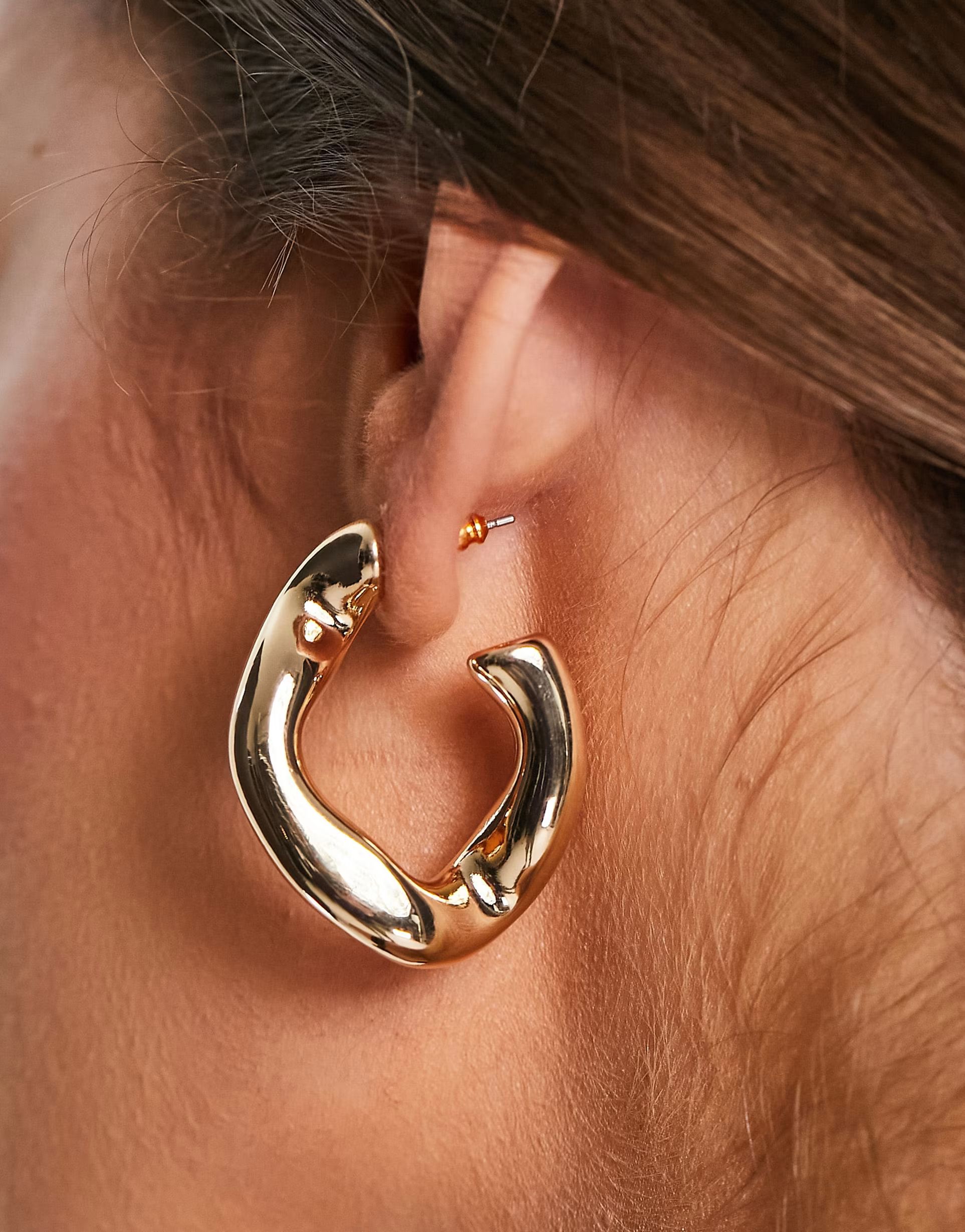 ASOS DESIGN hoop earring with twist link design in gold tonewindow.asos.performance.markAndMeasur... | ASOS (Global)