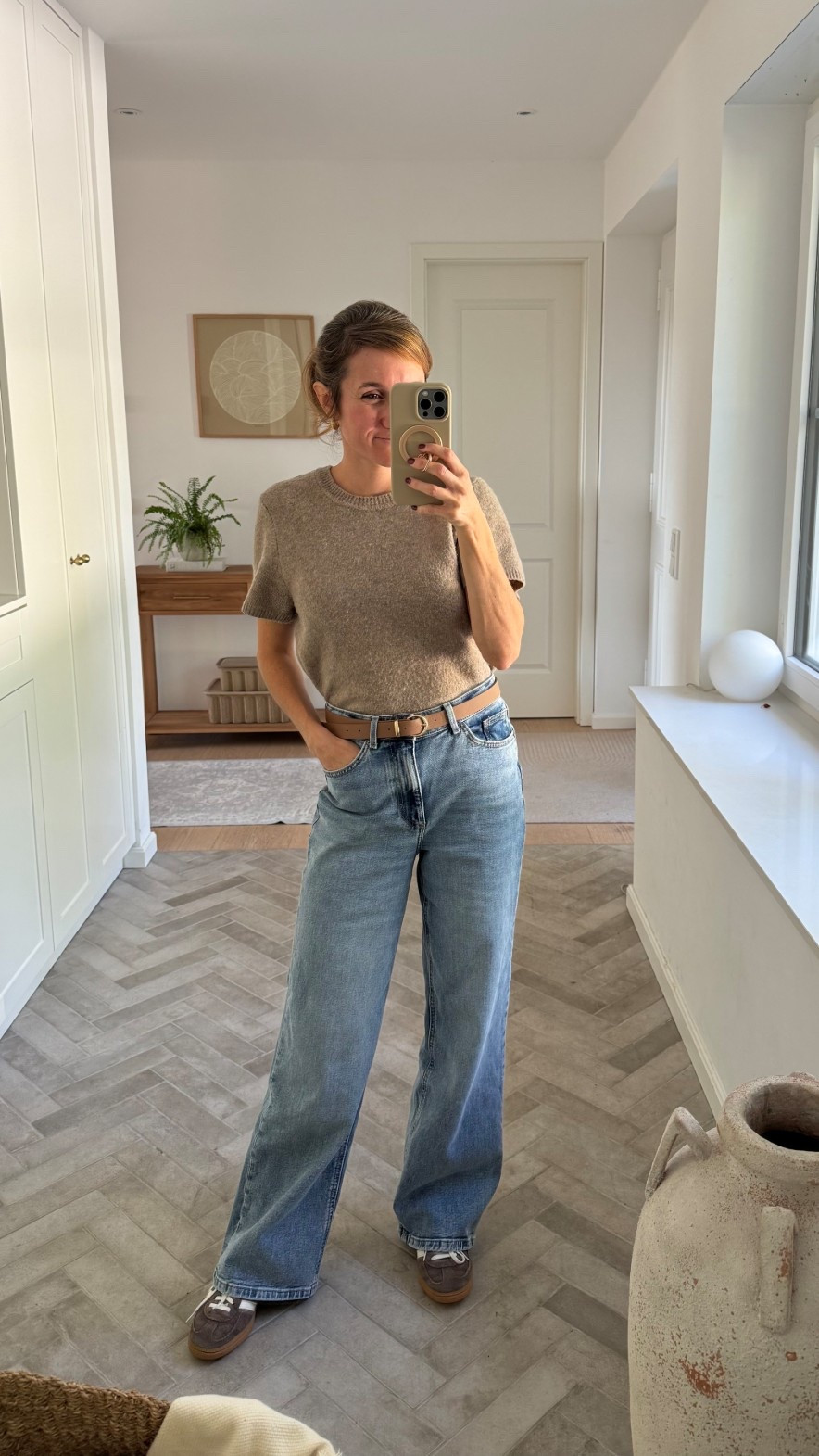 Wie findet ihr meine Wide Leg Jeans? Hab diese etwas herbstlich gestyled mit meinen braunen Adidas Schuhen und einem braunen Strick T-Shirt. Die Jeans könnt ihr sowohl in der Länge als auch Weite auswählen - so müsst ihr garantiert nicht zum kürzen 😉 Ich trage Größe 27 und Länge 30 bei 163cm 👍🏻

#LTKautumn #LTKjeans #LTKdeutschland