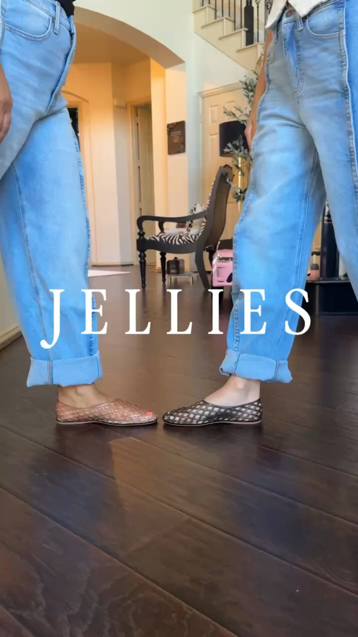 A you a fan of jellies? Is this trend for you?  They are super comfy, easy to slip on and make an outfit so cute! 