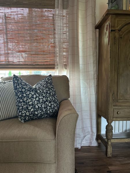 Neutral organic modern fall living room decor | fall pillow | blinds | curtains 