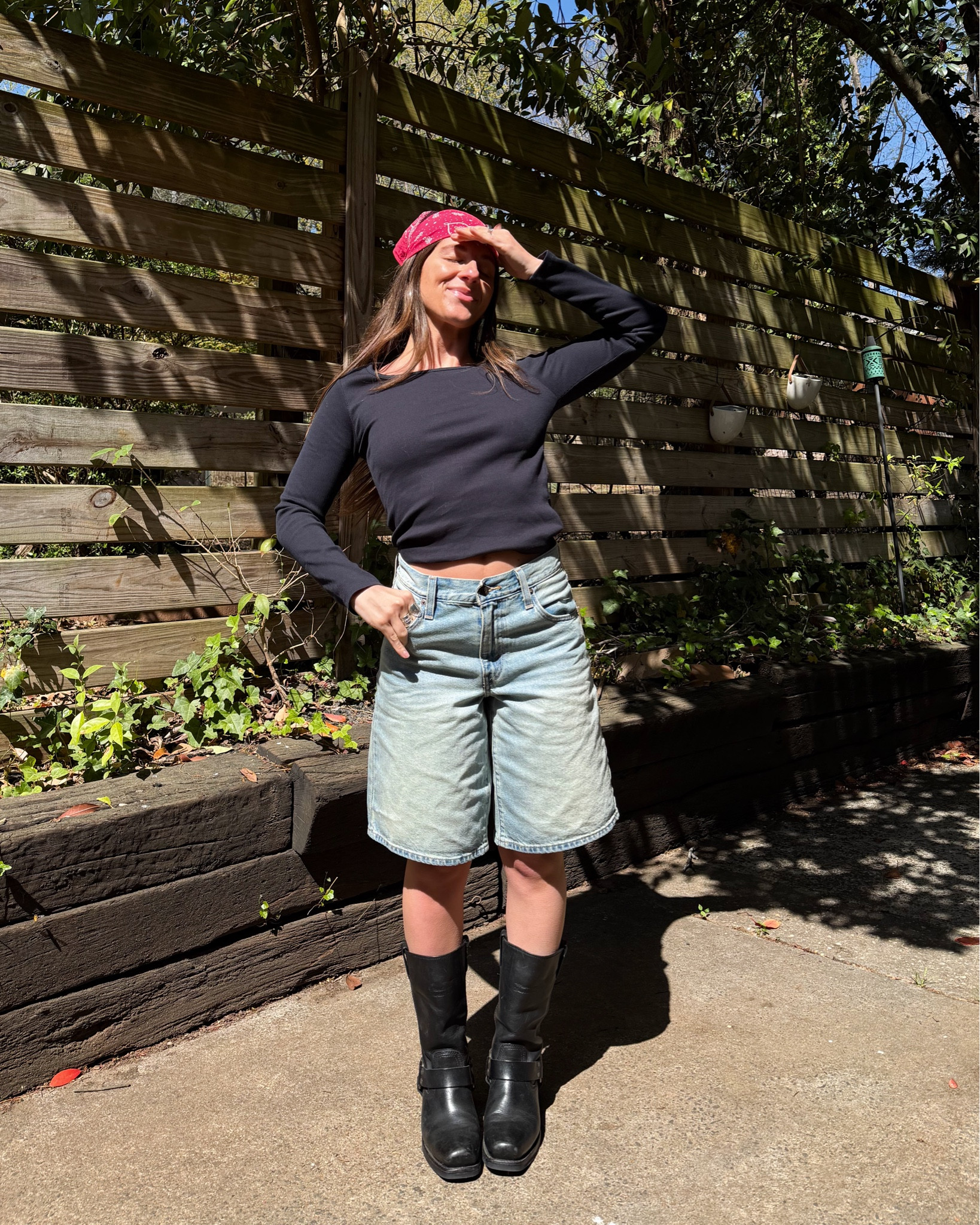 The perfect jorts, I sized down to a 23! Also love the square neck long sleeve for a good basic 🖤
@levis #levisltkpartner