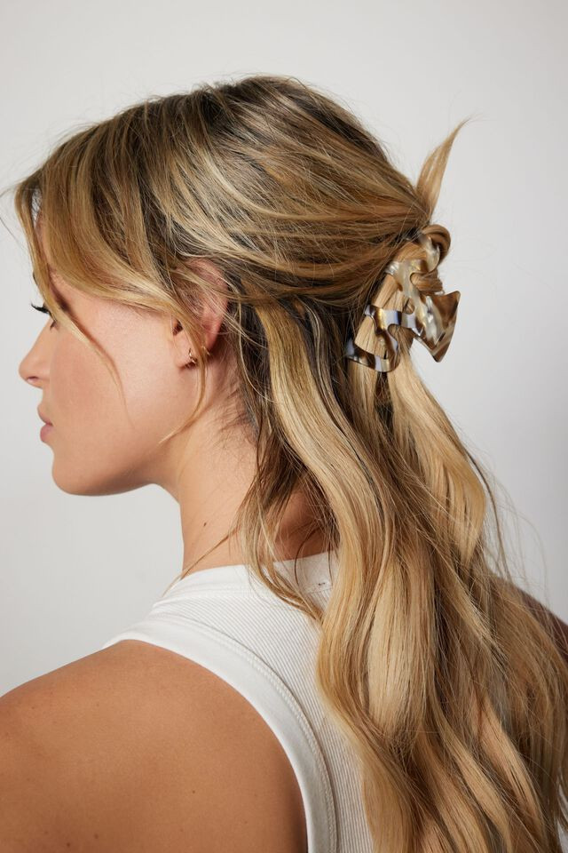 Large Wave Hair Clip | Dynamite Clothing
