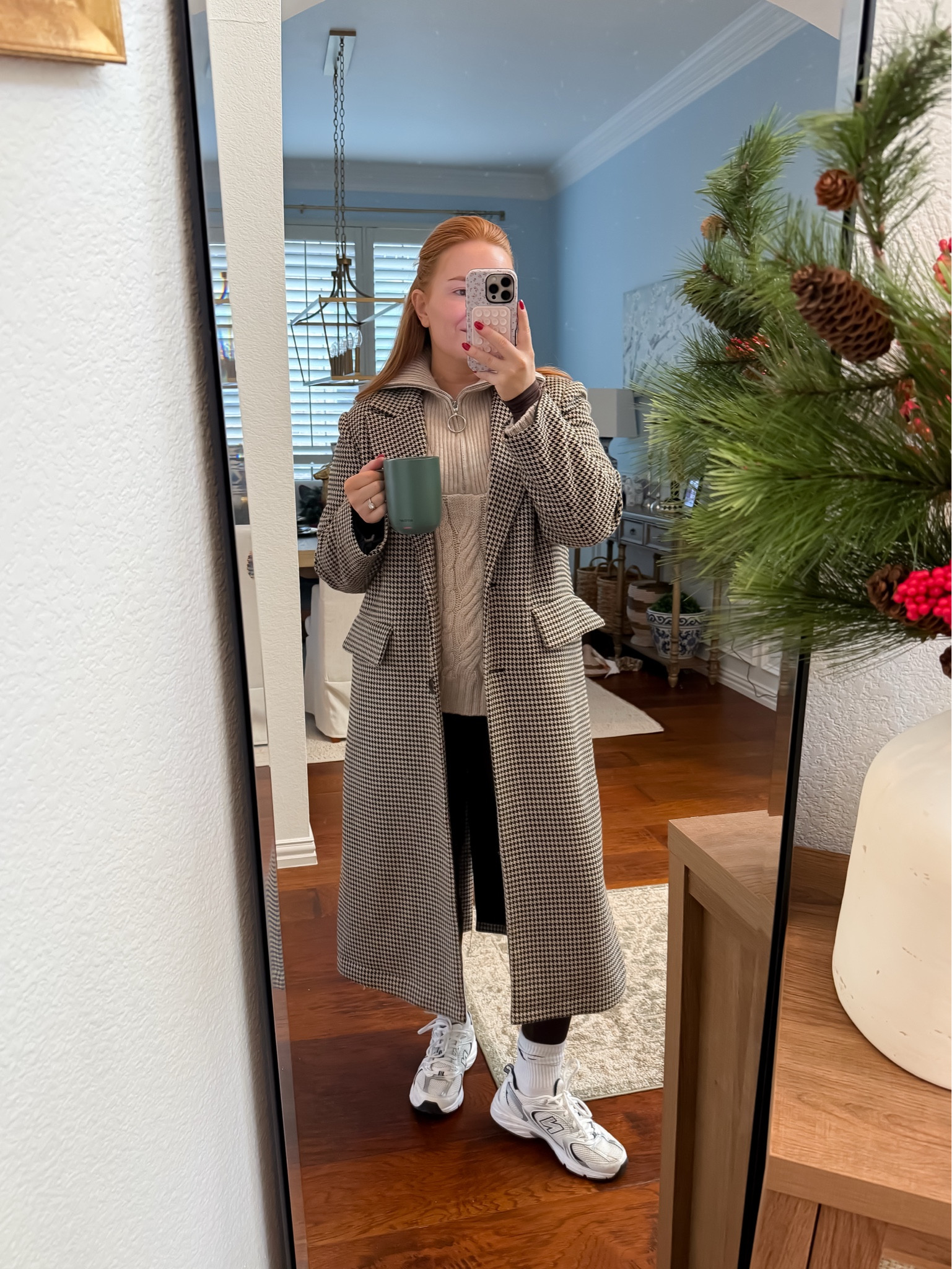 My favorite way to dress up white sneakers for winter 👌
Adding a long coat and layered knits instantly elevates this look while keeping it practical for mom life. This is one of my favorite outfits for staying warm, comfortable, and chic on the go.