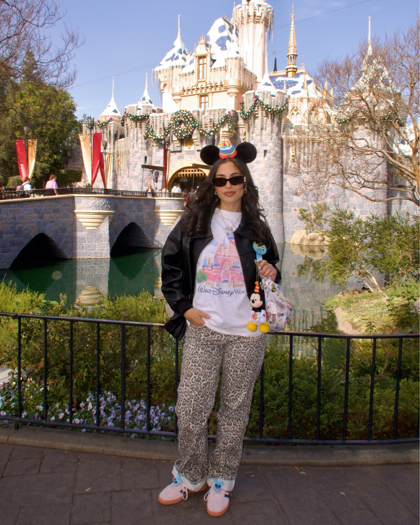 Disney cake castle birthday outfit 💝
Shirt is vintage 