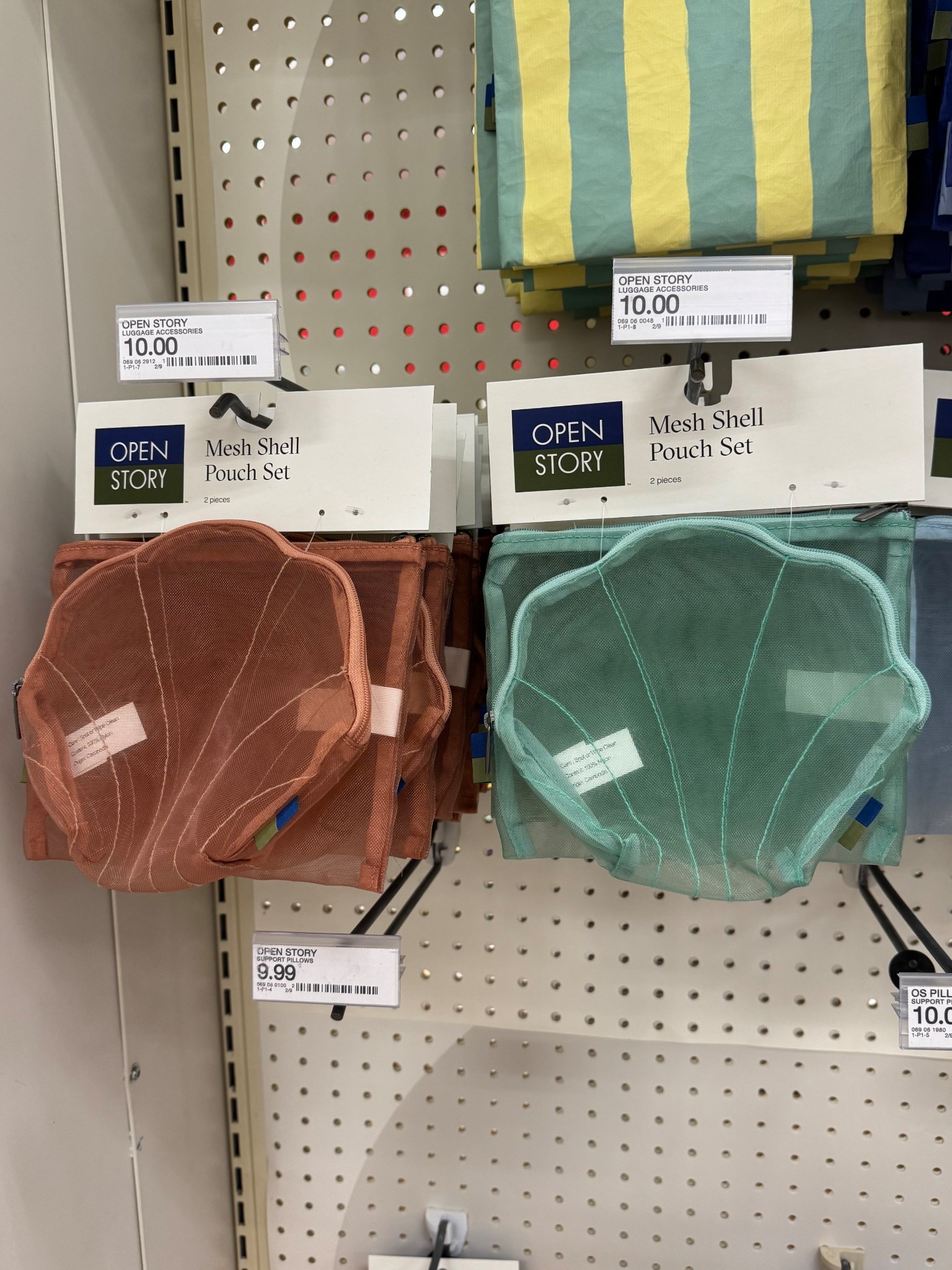 Has to get the blue seashell bag😍🐚