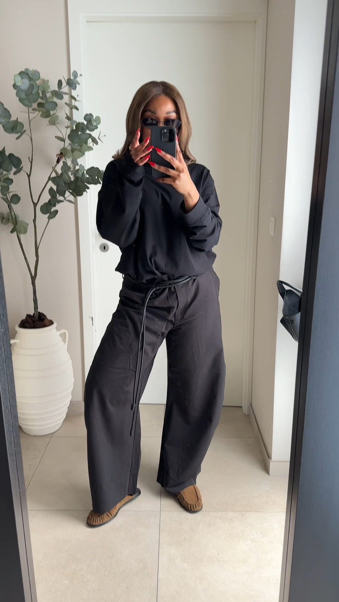 Very oversized, very simple, very comfy, very basic… and black for today’s outfit 🖤
Shirt - size Large 
Trousers - size 46! ( the bigger the better! my normal size in these are 40x) 
Belt en shoes are Zara 

#LTKootd